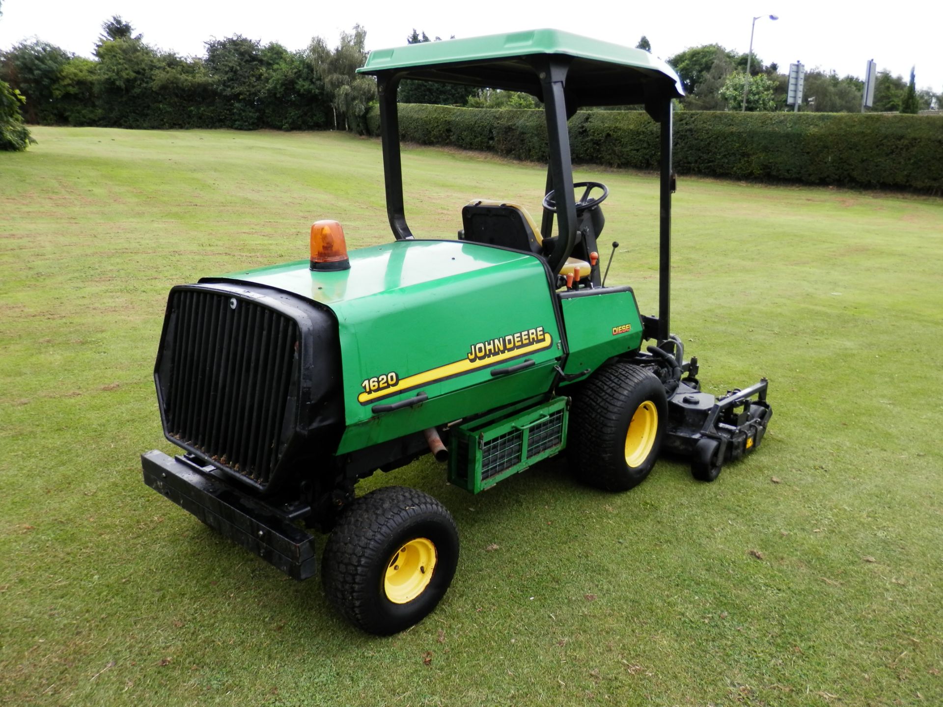 2001 JOHN DEER 1620, MASSIVE 96" CUT, DIESEL RIDE ON MOWER. IDEAL FOR LARGE ESTATES OR SPORTS FIELDS - Image 2 of 12