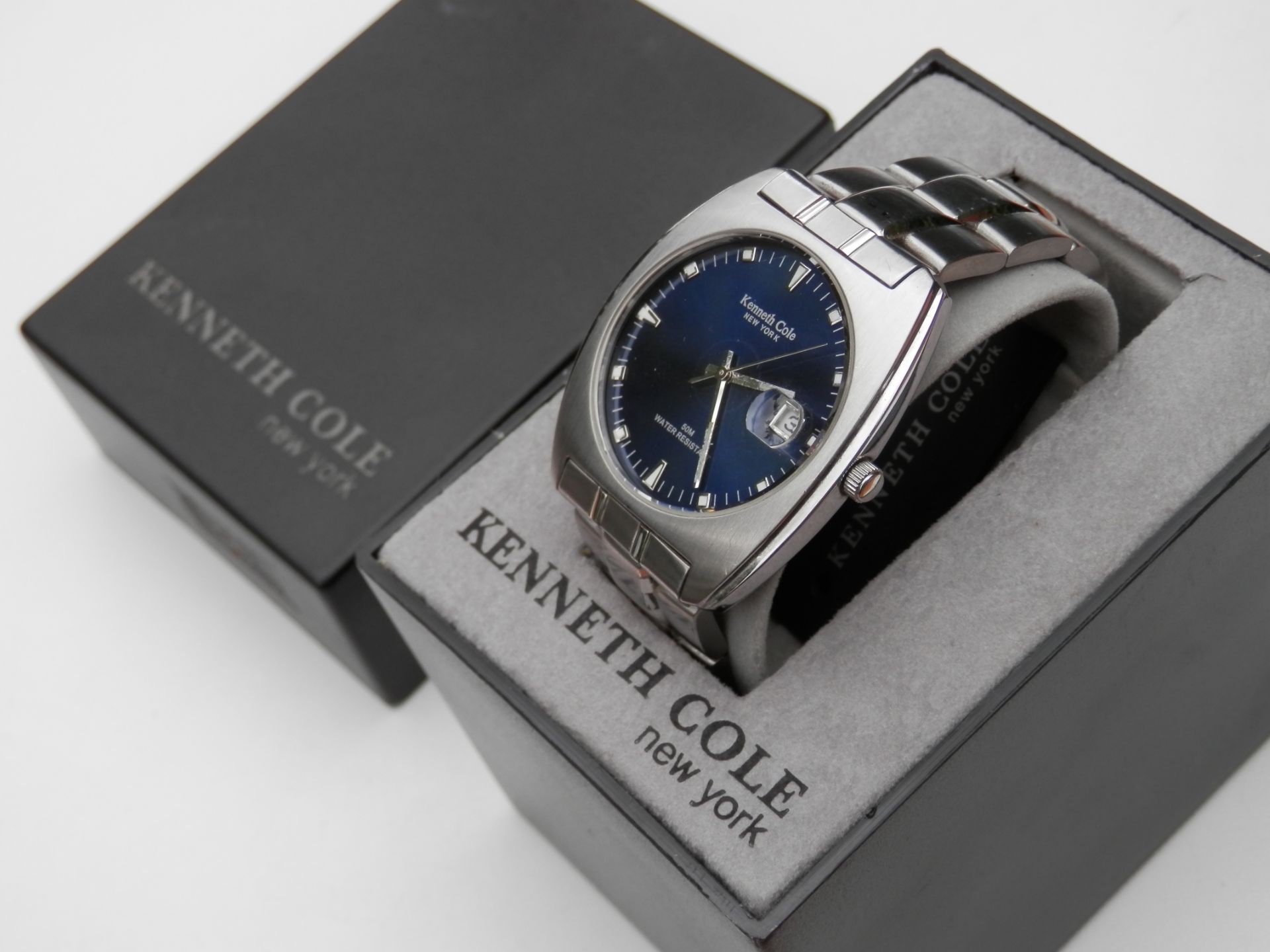 GENTS BOXED KENNETH COLE NEW YORK, FULL STAINLESS 50M WR QUARTZ DATE WATCH, FULLY WORKING. RRP $125