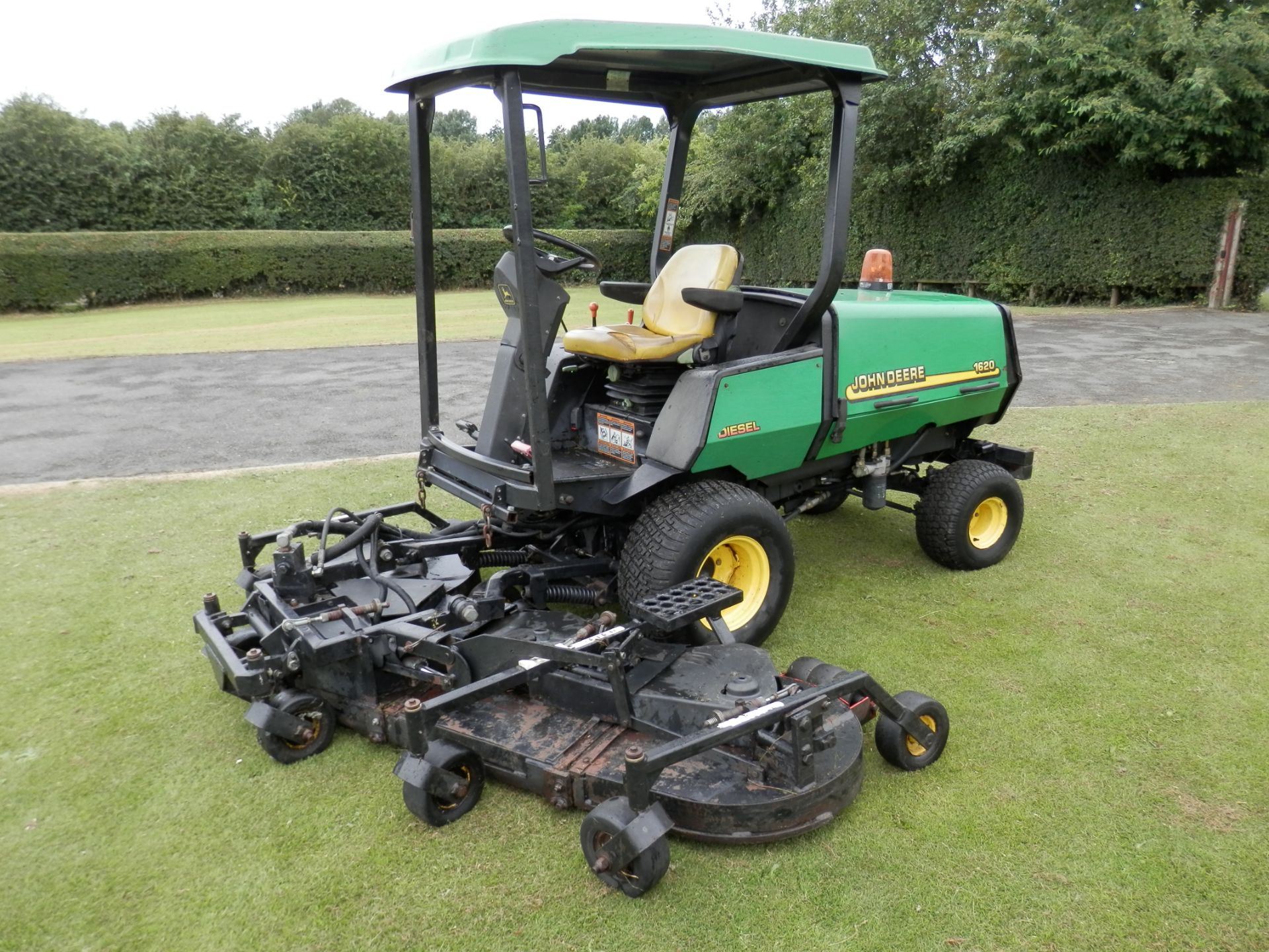 2001 JOHN DEER 1620, MASSIVE 96" CUT, DIESEL RIDE ON MOWER. IDEAL FOR LARGE ESTATES OR SPORTS FIELDS - Image 5 of 12