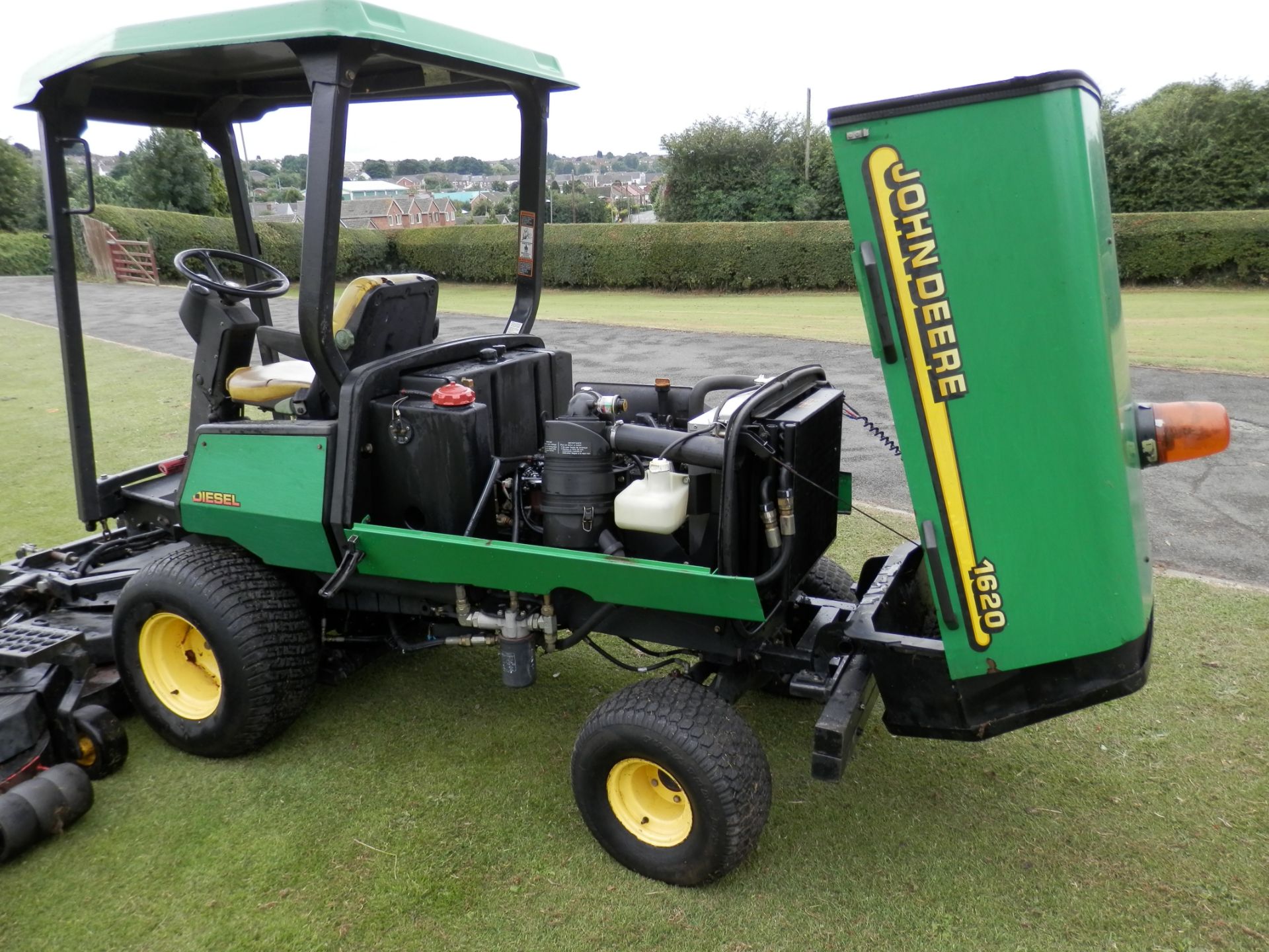 2001 JOHN DEER 1620, MASSIVE 96" CUT, DIESEL RIDE ON MOWER. IDEAL FOR LARGE ESTATES OR SPORTS FIELDS - Image 8 of 12