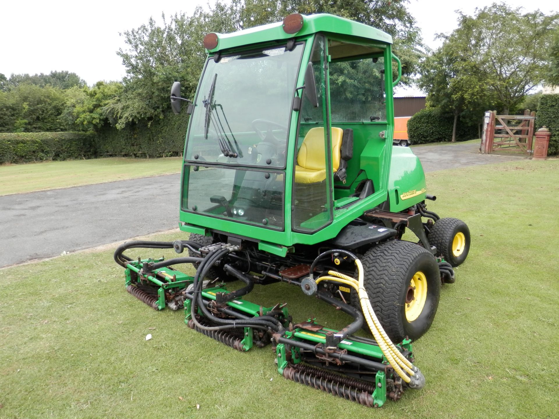 2005 JOHN DEER 3235C WIDE CUT DIESEL RIDE ON MOWER, FULLY WORKING, IDEAL FOR LARGE AREAS & ESTATES - Image 2 of 14