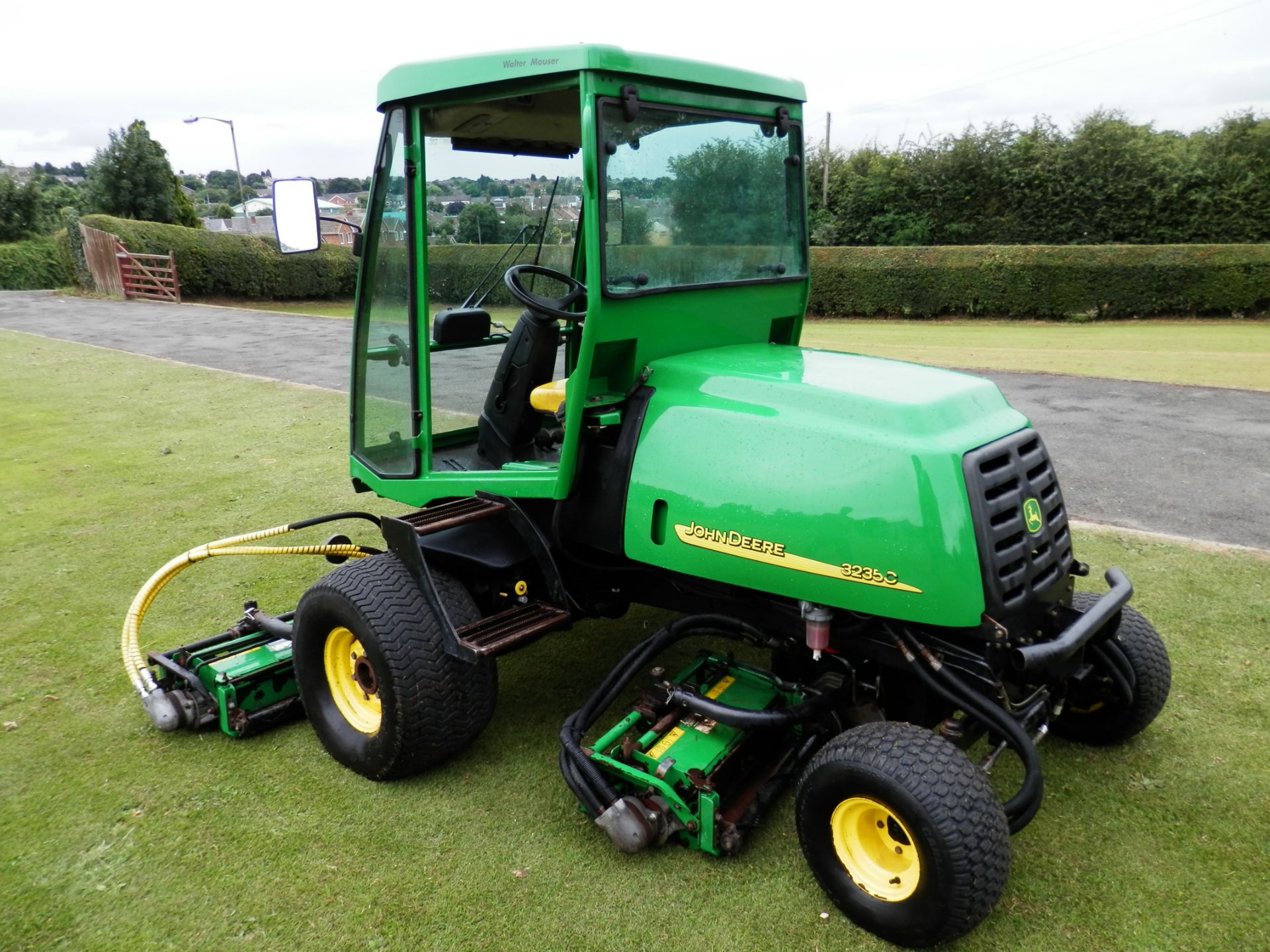 2005 JOHN DEER 3235C WIDE CUT DIESEL RIDE ON MOWER, FULLY WORKING, IDEAL FOR LARGE AREAS & ESTATES - Image 4 of 14