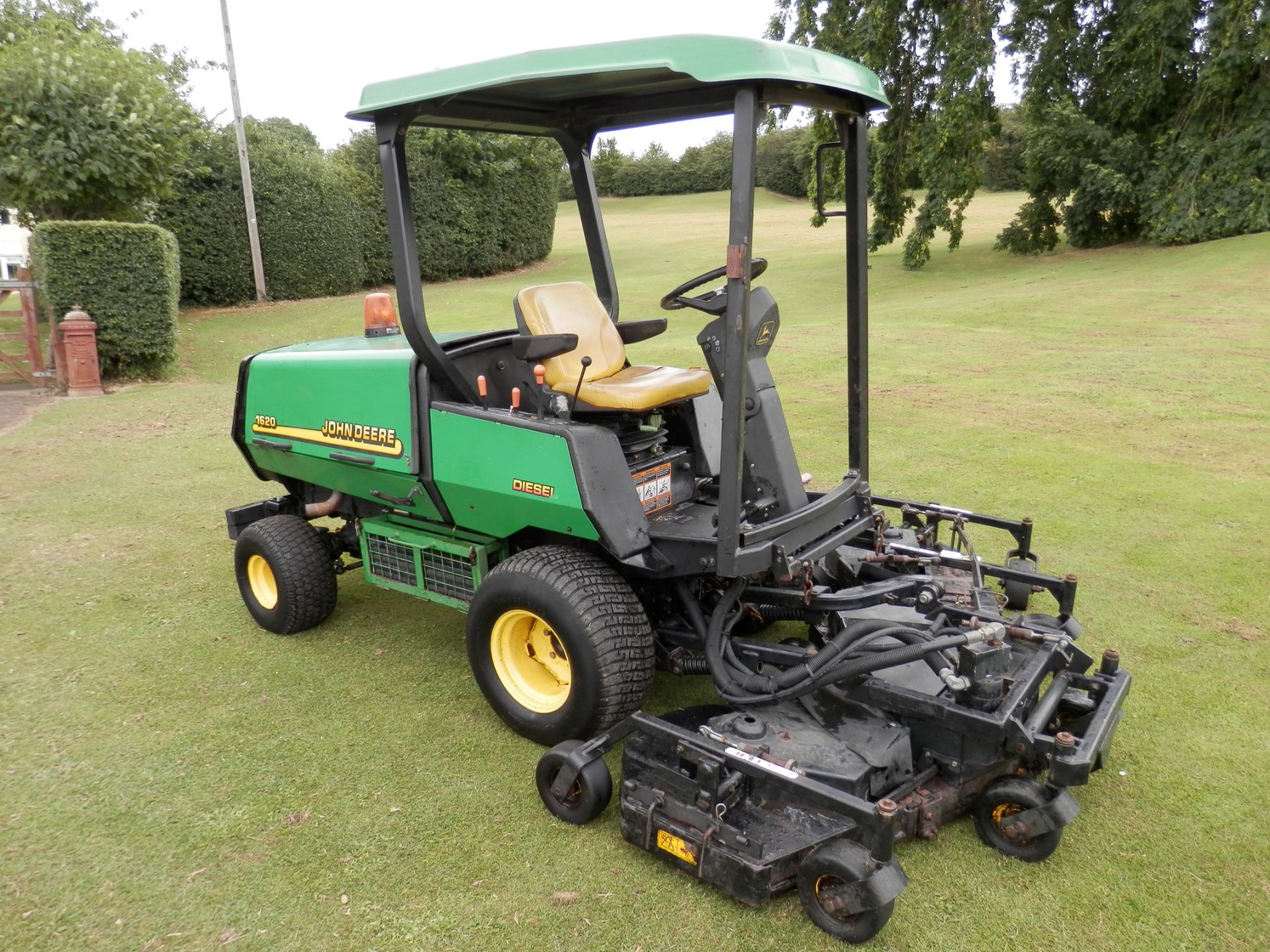 2001 JOHN DEER 1620, MASSIVE 96" CUT, DIESEL RIDE ON MOWER. IDEAL FOR LARGE ESTATES OR SPORTS FIELDS