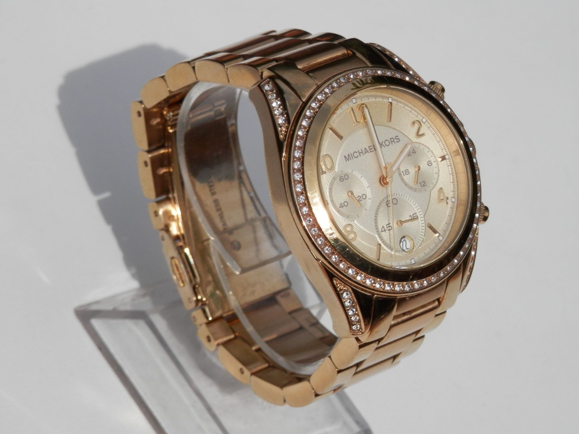 RRP £240. SUPERB LADIES MICHAEL KORS FULL STAINLESS GOLD PLATED DIAMANTE ENCRUSTED CHRONO DATE WATCH - Image 4 of 16