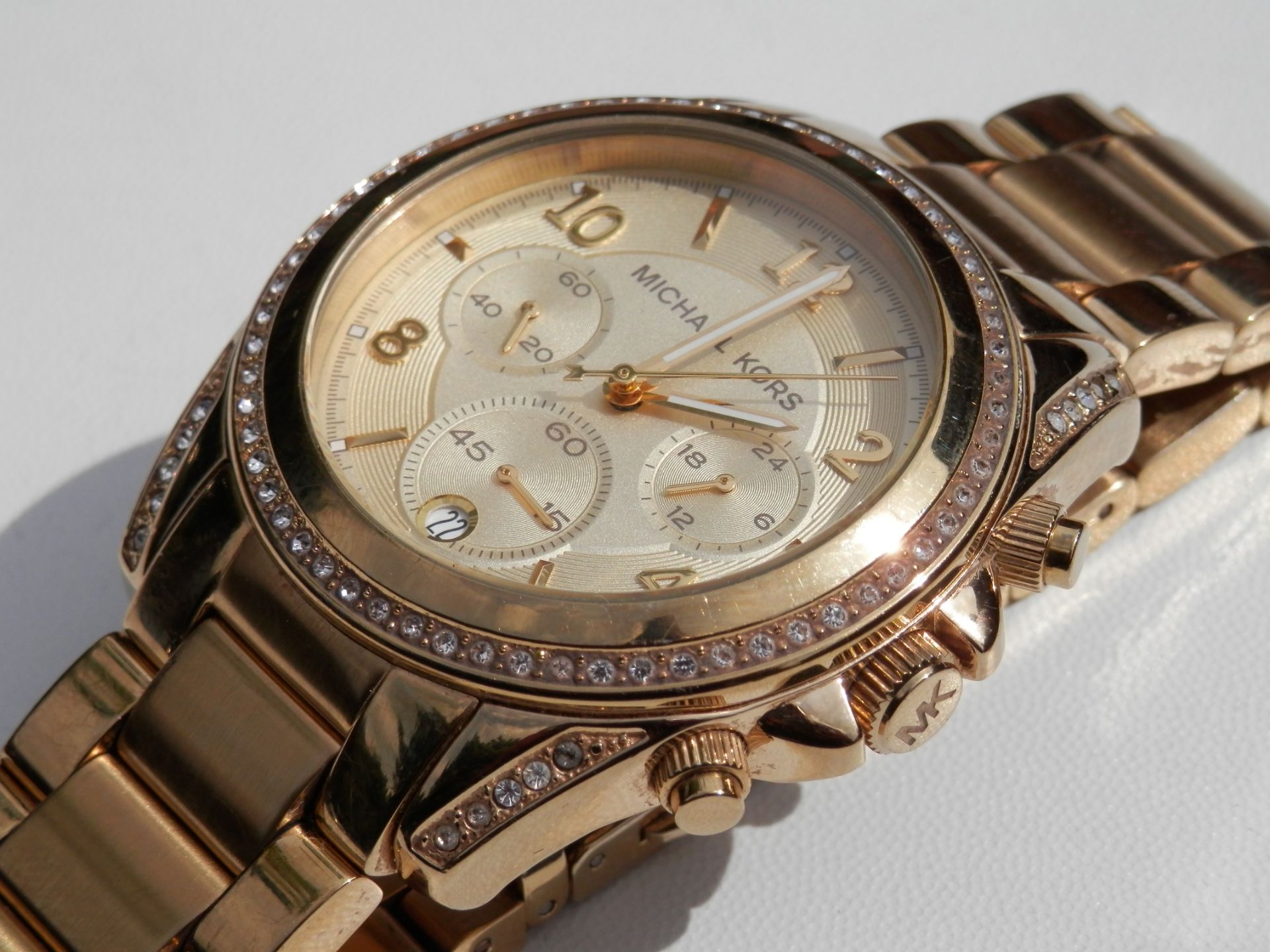RRP £240. SUPERB LADIES MICHAEL KORS FULL STAINLESS GOLD PLATED DIAMANTE ENCRUSTED CHRONO DATE WATCH - Image 8 of 16
