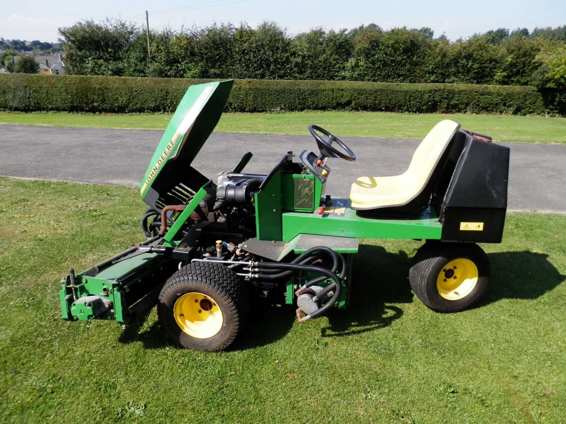 1996 JOHN DEERE 2653A RIDE ON GANG MOWER,CHECKED & WORKING. WIDE CUT, IDEAL FOR ESTATES/GOLF COURSES - Image 10 of 11