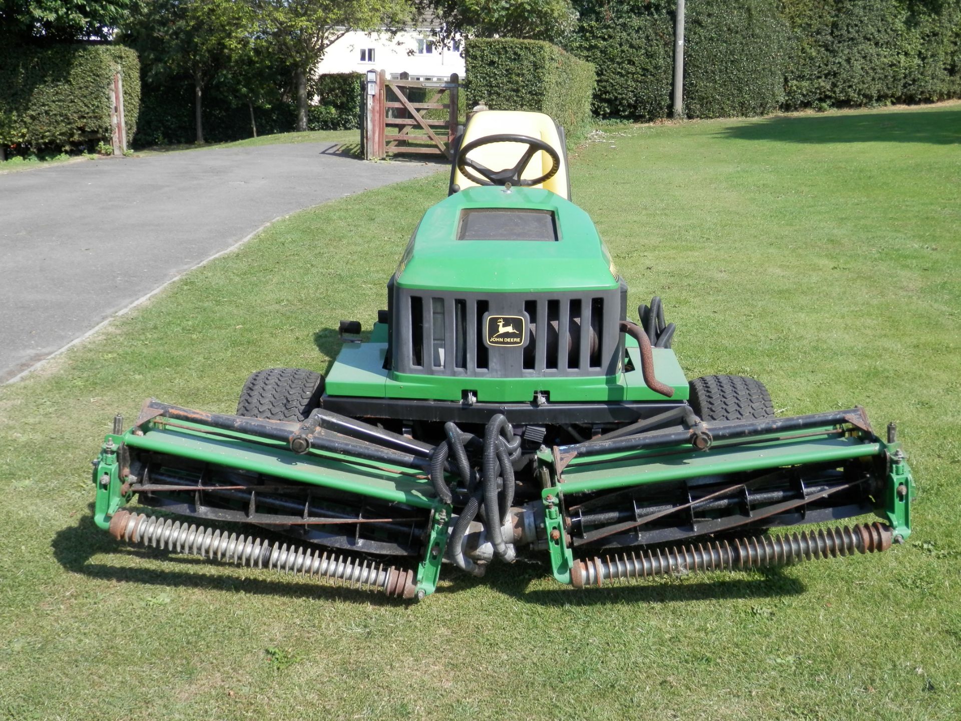 1996 JOHN DEERE 2653A RIDE ON GANG MOWER,CHECKED & WORKING. WIDE CUT, IDEAL FOR ESTATES/GOLF COURSES - Image 2 of 11