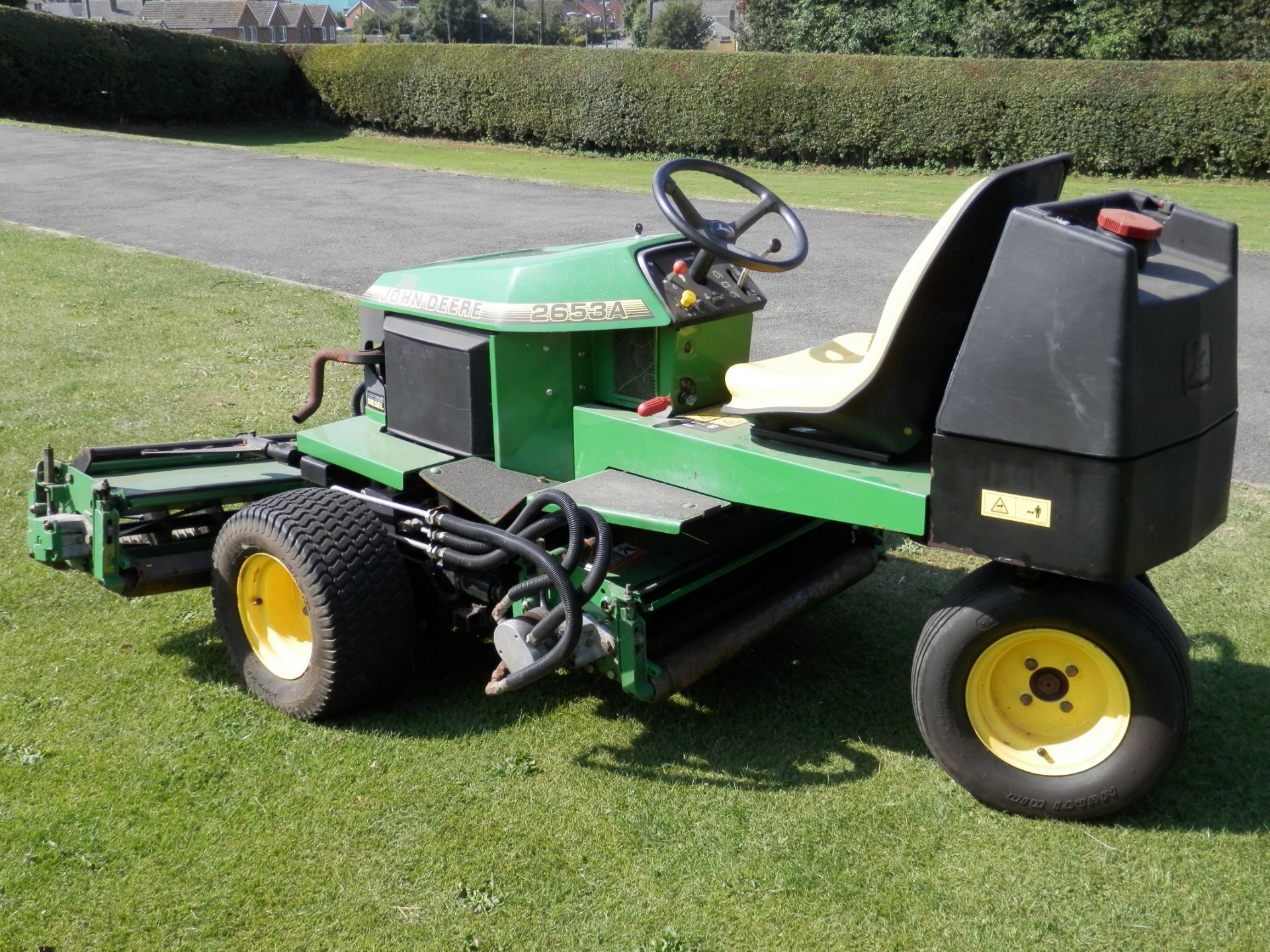 1996 JOHN DEERE 2653A RIDE ON GANG MOWER,CHECKED & WORKING. WIDE CUT, IDEAL FOR ESTATES/GOLF COURSES - Image 3 of 11