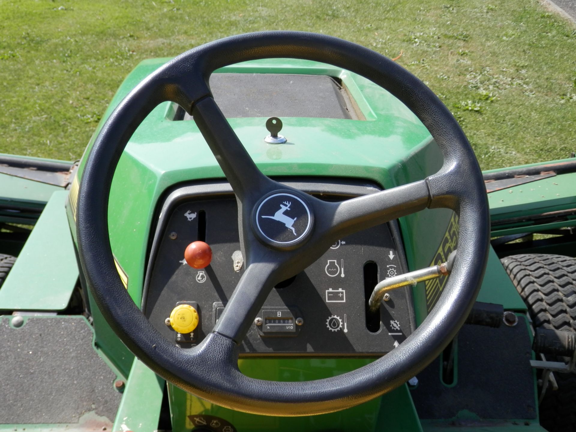 1996 JOHN DEERE 2653A RIDE ON GANG MOWER,CHECKED & WORKING. WIDE CUT, IDEAL FOR ESTATES/GOLF COURSES - Image 4 of 11