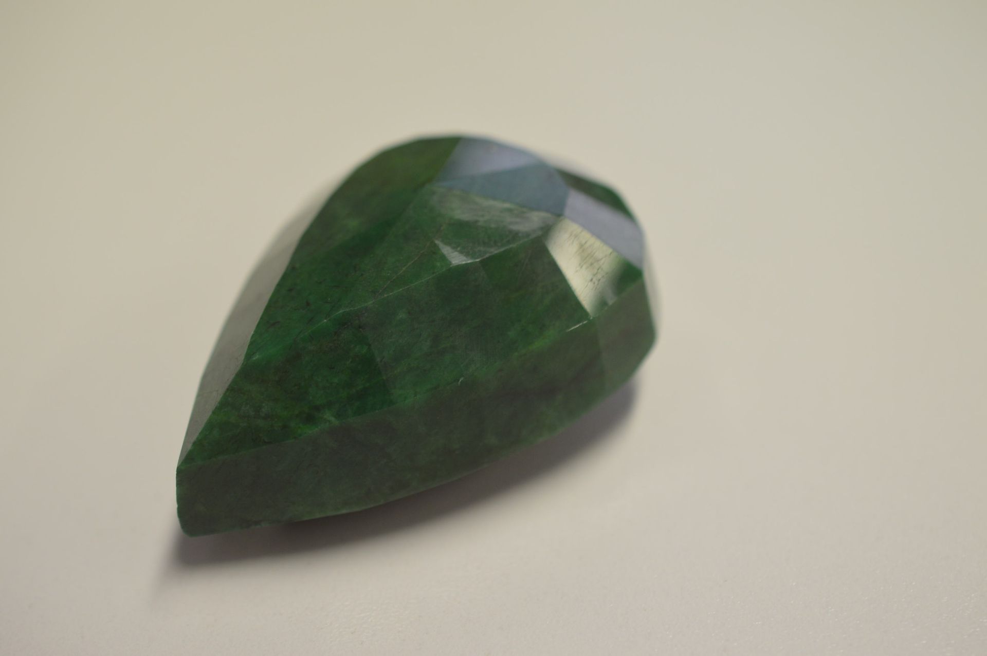 512 CARAT OVAL SHAPED GREEN NATURAL EMERALD - Image 2 of 4