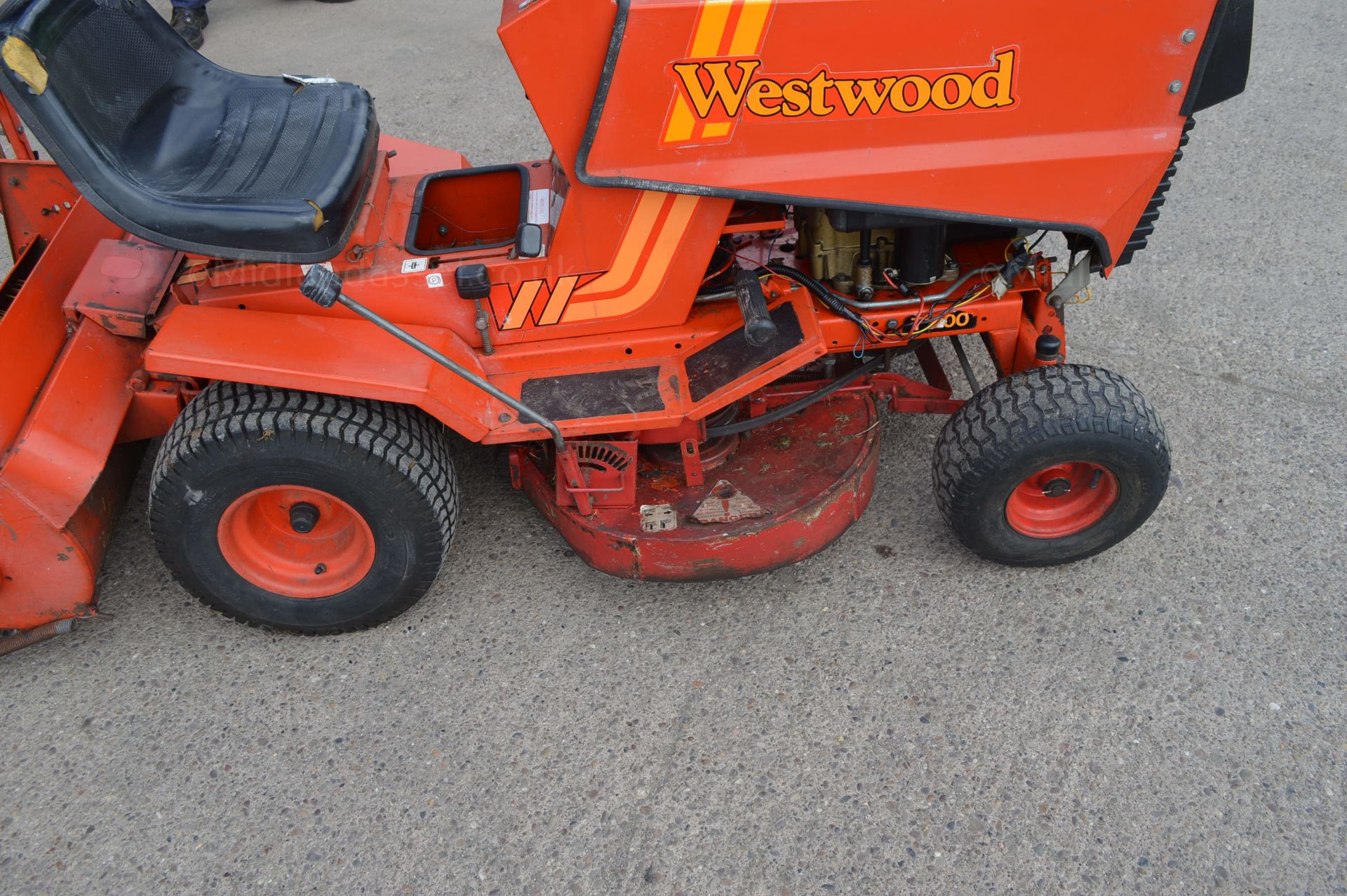 WESTWOOD T1200 RIDE ON MOWER - Image 8 of 12