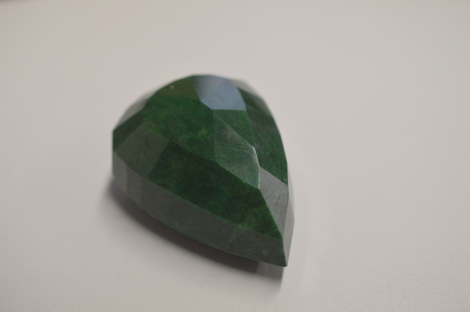 512 CARAT OVAL SHAPED GREEN NATURAL EMERALD