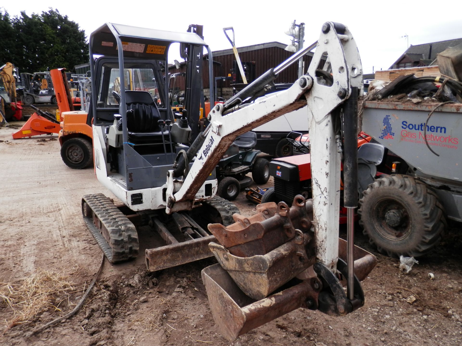 2009 BOBCAT 323K TRACKED DIGGER, INCLUDING THE 3 X BUCKETS PICTURED.