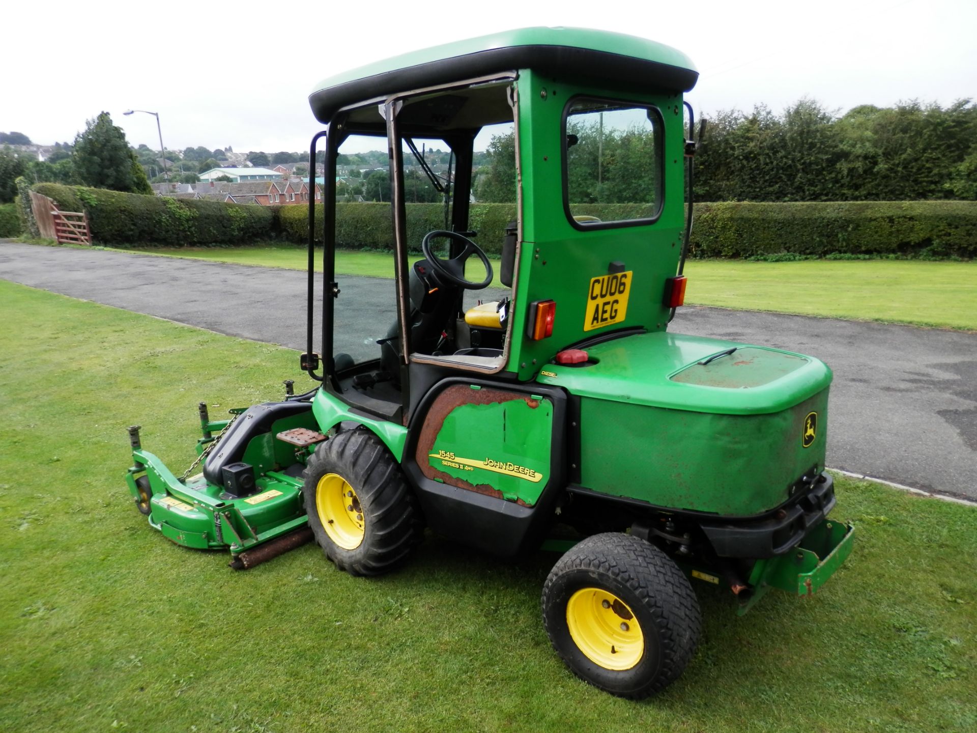 2006 JOHN DEERE 1545 SERIES 2 FRONT DECK 3 BLADE ROTARY MOWER, WIDE CUT AREA FOR LARGE ESTATES. - Image 4 of 15