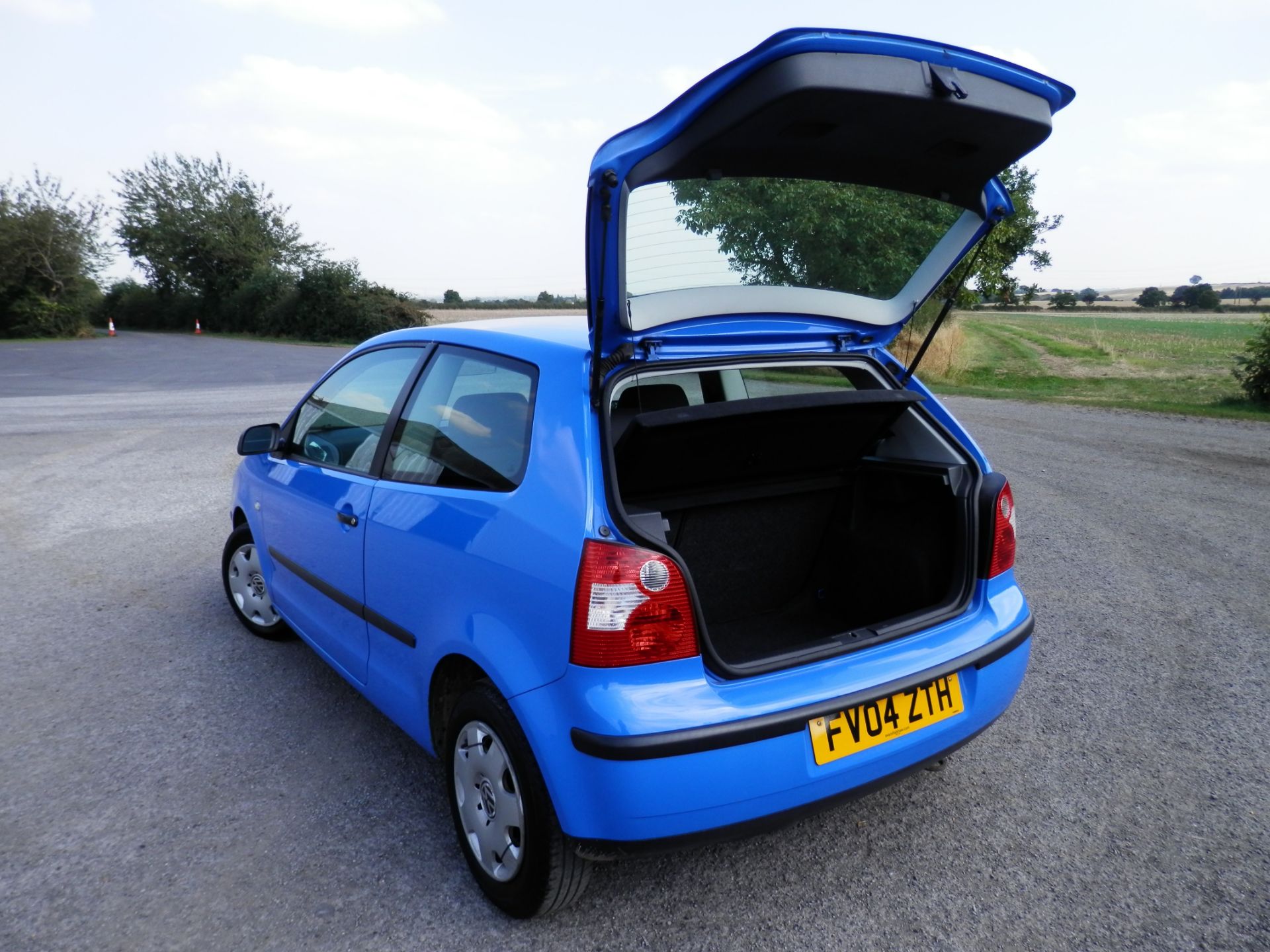 2004/04 PLATE VOLKSWAGEN POLO 1.2 S 3 DOOR, AIR CON,POWER STEERING, 108K MILES, MOT NOVEMBER 2016. - Image 6 of 26