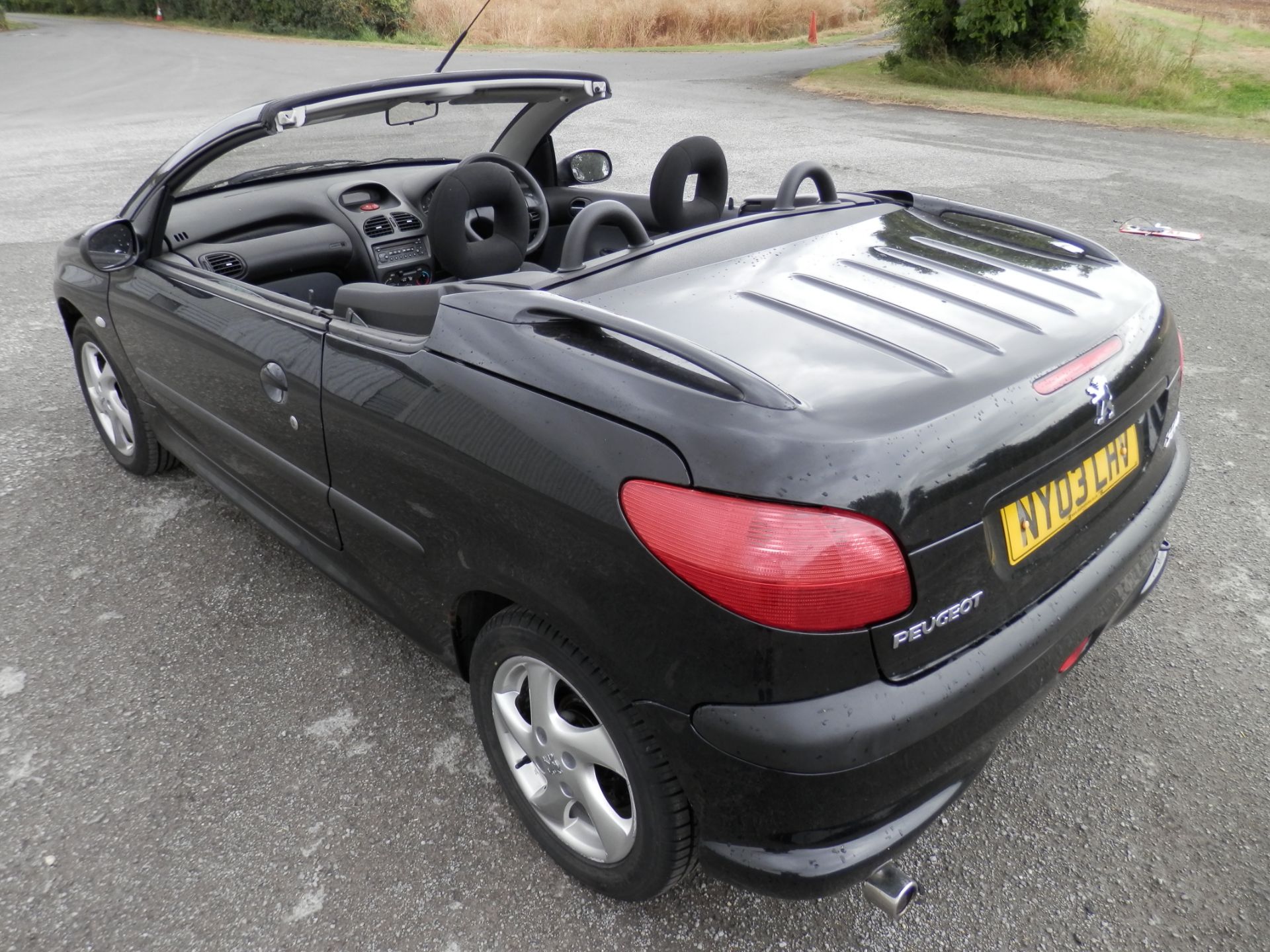 2007/07 PEUGEOT 207 COUPE CABRIOLET - 1.6 16V GT THP 2dr, WITH 2 TONE BLACK & RED LEATHER INTERIOR. - Image 10 of 23