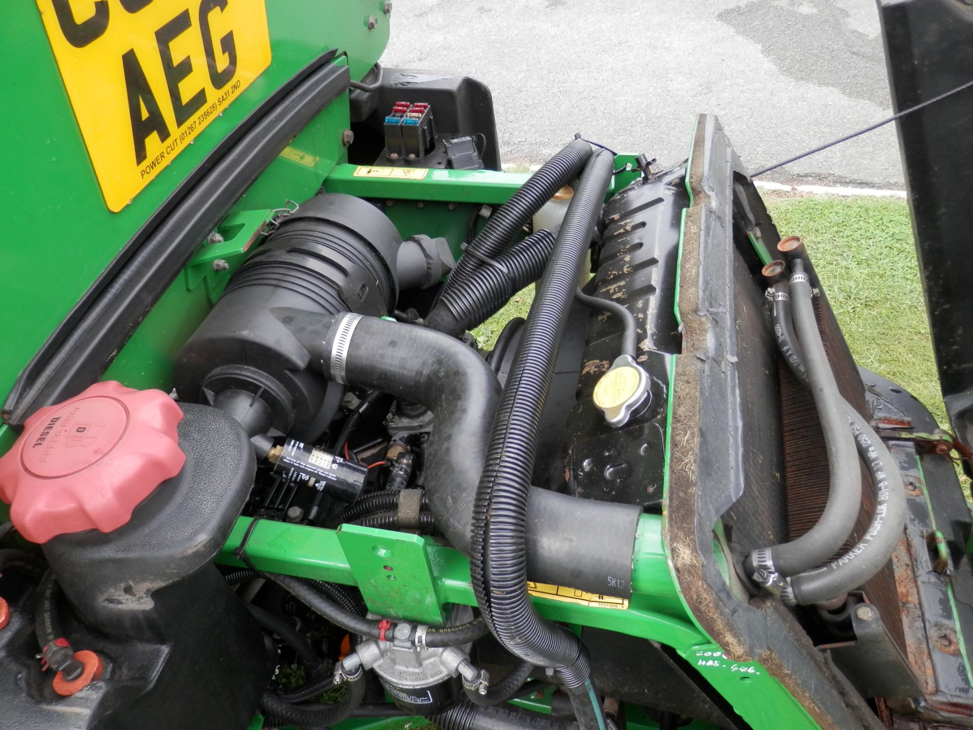 2006 JOHN DEERE 1545 SERIES 2 FRONT DECK 3 BLADE ROTARY MOWER, WIDE CUT AREA FOR LARGE ESTATES. - Image 7 of 15