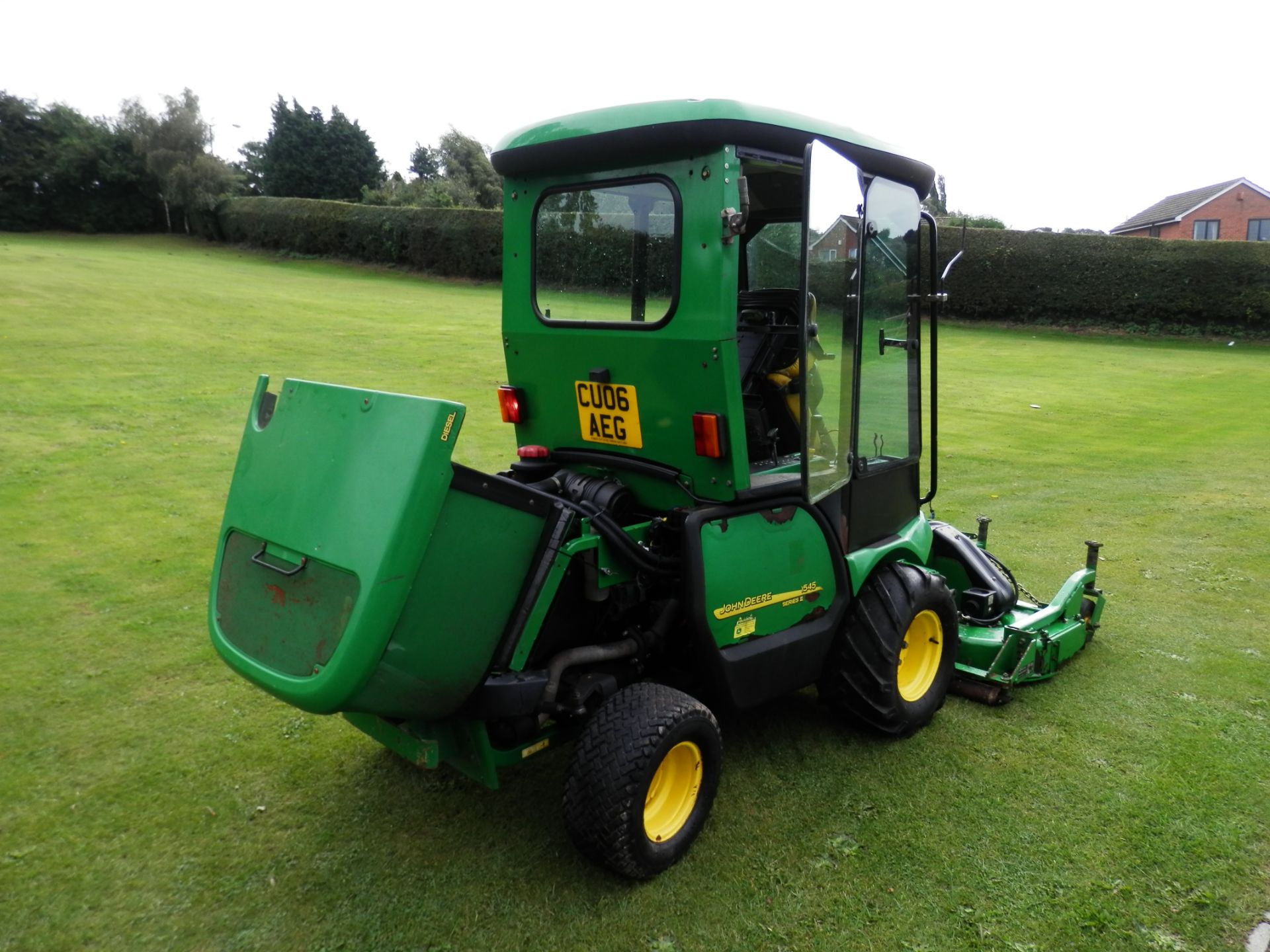 2006 JOHN DEERE 1545 SERIES 2 FRONT DECK 3 BLADE ROTARY MOWER, WIDE CUT AREA FOR LARGE ESTATES. - Image 6 of 15