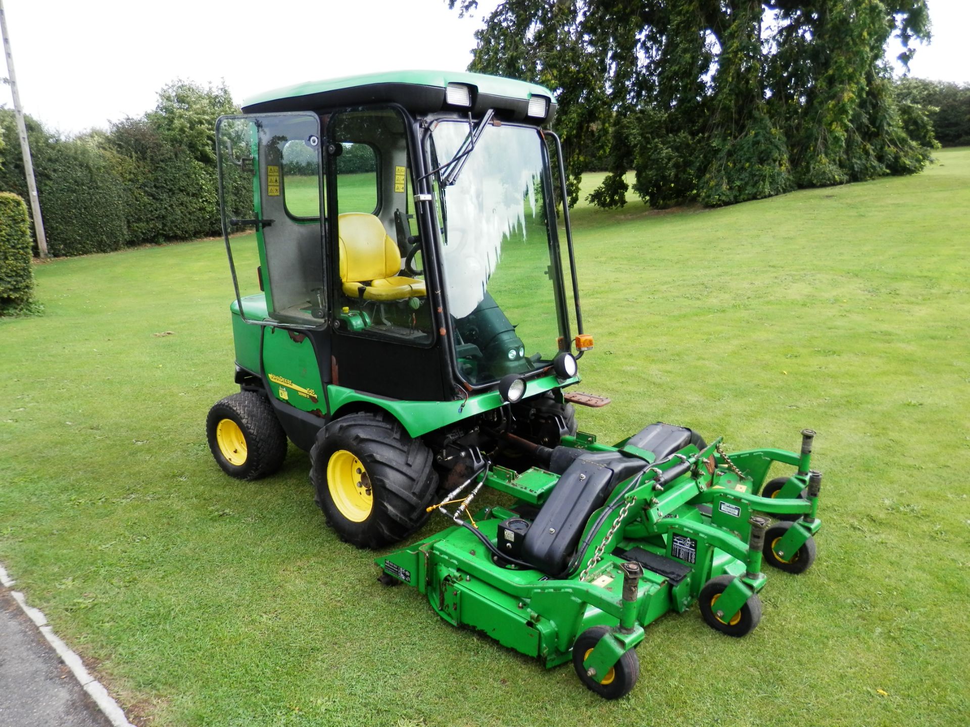 2006 JOHN DEERE 1545 SERIES 2 FRONT DECK 3 BLADE ROTARY MOWER, WIDE CUT AREA FOR LARGE ESTATES.