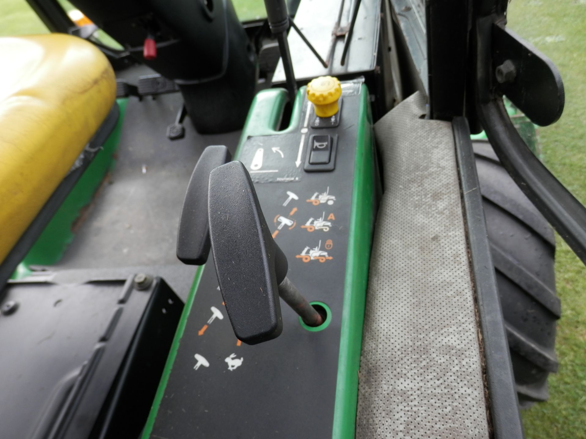2006 JOHN DEERE 1545 SERIES 2 FRONT DECK 3 BLADE ROTARY MOWER, WIDE CUT AREA FOR LARGE ESTATES. - Image 14 of 15