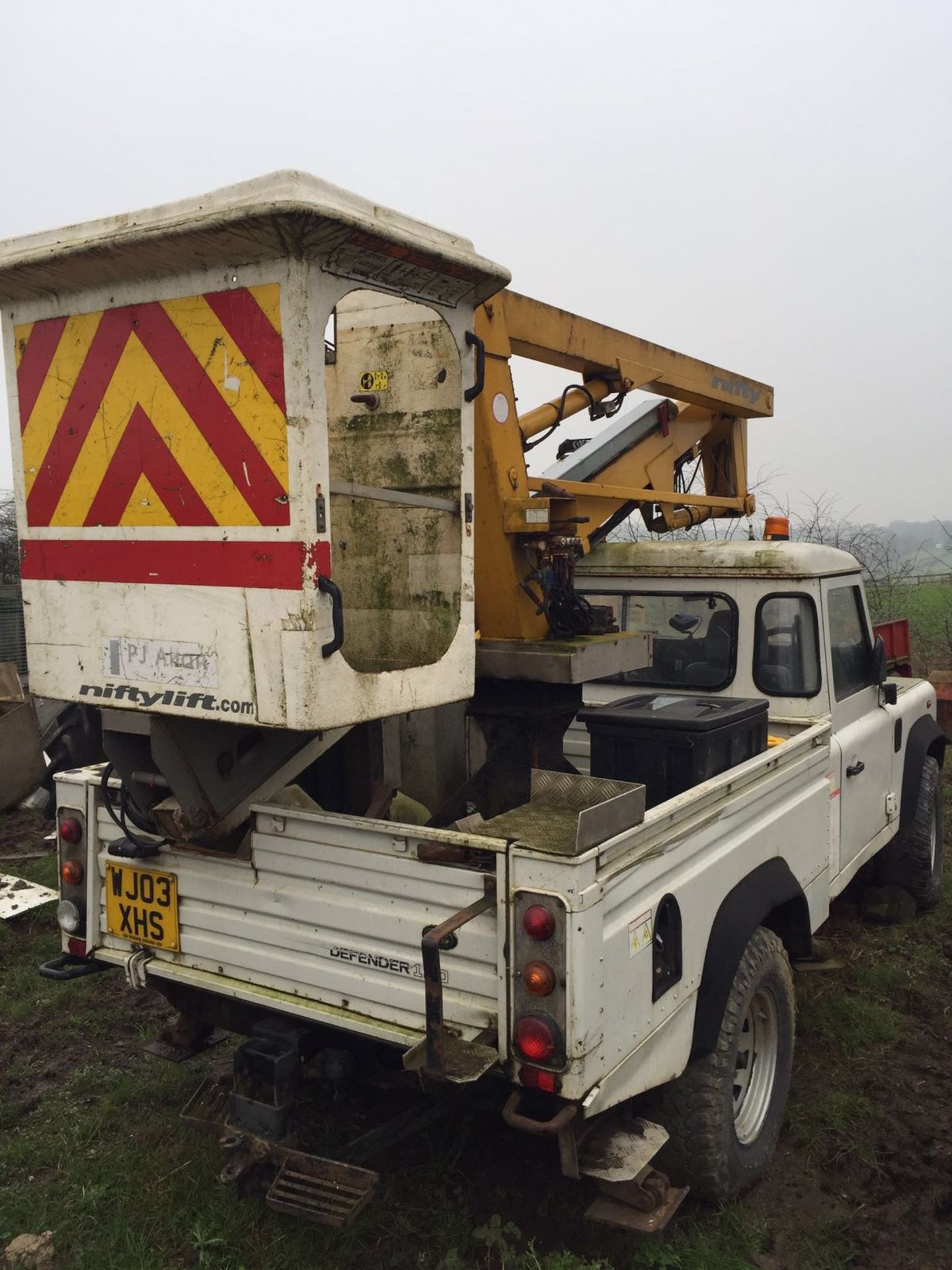 2003/03 REG WHITE LAND ROVER DEFENDER 110 4X4 TD5 WITH NIFTY LIFT *PLUS VAT* - Image 4 of 6