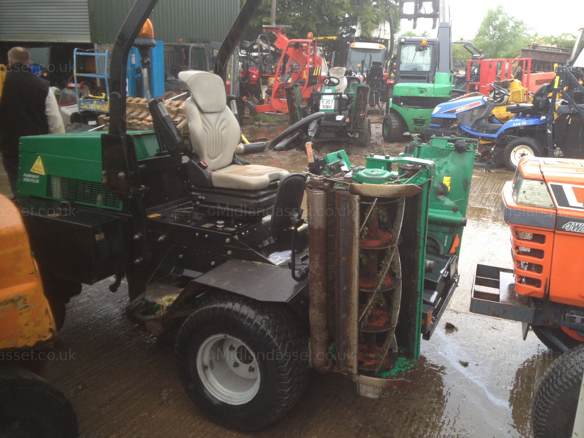 2010 RANSOMES PARKWAY 2250 PLUS TRIPLE GANG MOWER