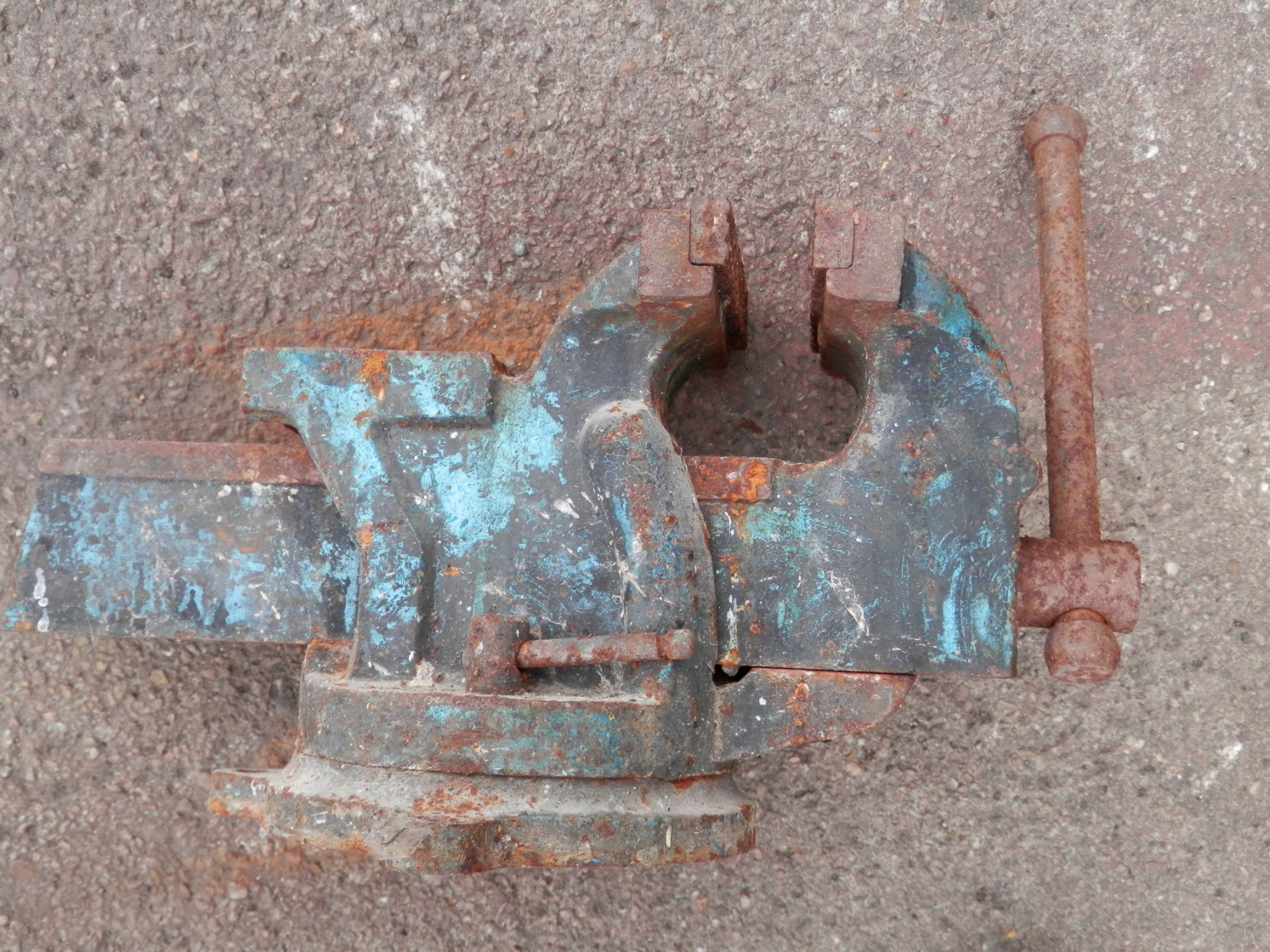 HEAVY VINTAGE CLARKE WORKING 4" BENCH VICE. OTHERS AVAILABLE. - Image 3 of 3