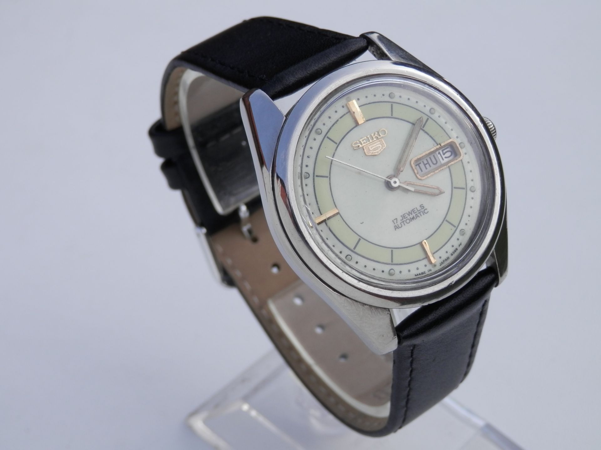 RARE WORKING GENTS VINTAGE 1970S SEIKO 5 WITH A 17 JEWEL 6309 DAY/DATE MOVEMENT.