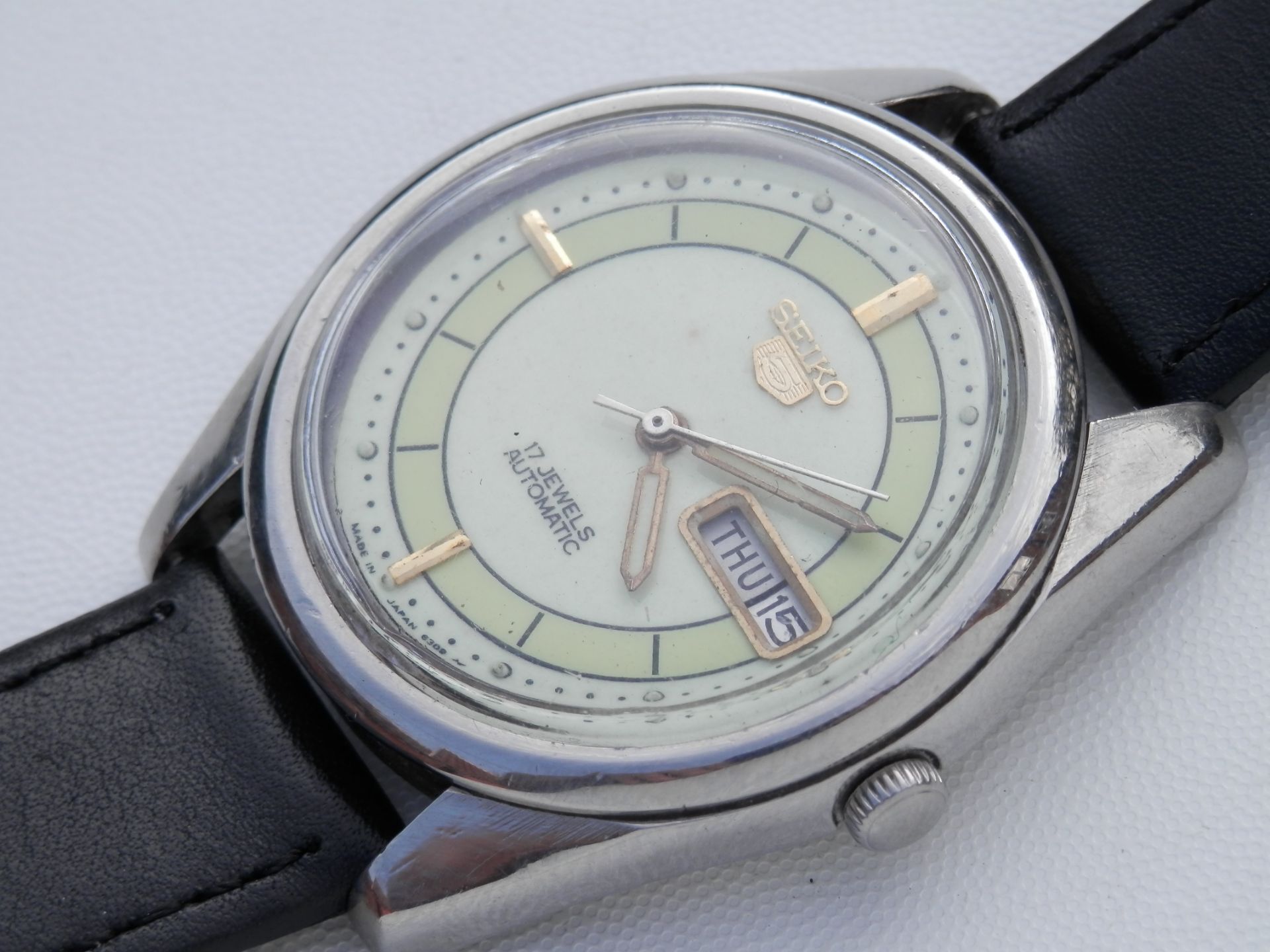 RARE WORKING GENTS VINTAGE 1970S SEIKO 5 WITH A 17 JEWEL 6309 DAY/DATE MOVEMENT. - Bild 10 aus 13