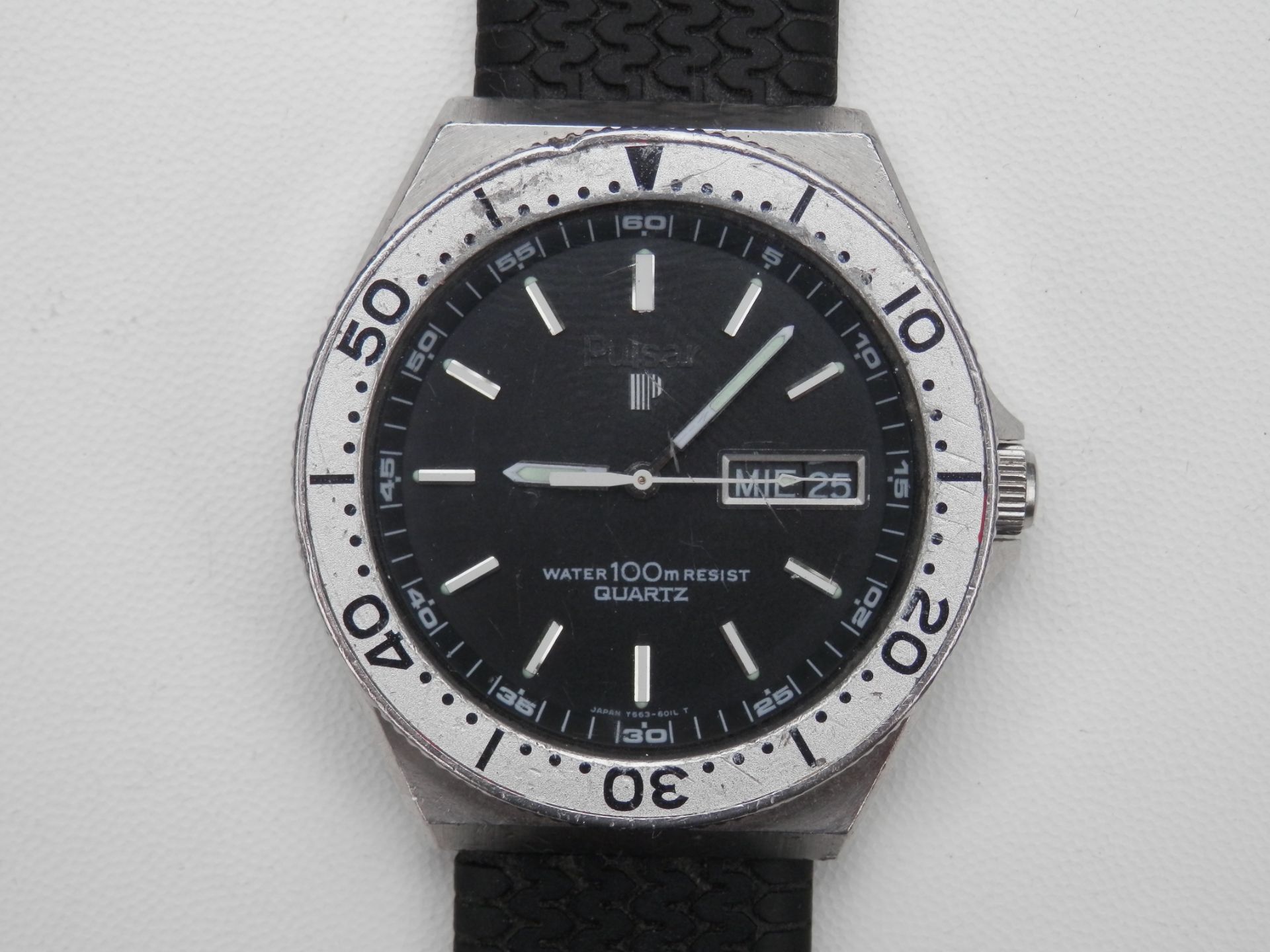 RARE GENTS 1980S PULSAR Y563 DIVERS STYLE 100M WATER RESISTANT QUARTZ DAY/DATE WATCH, WORKING. - Image 5 of 7