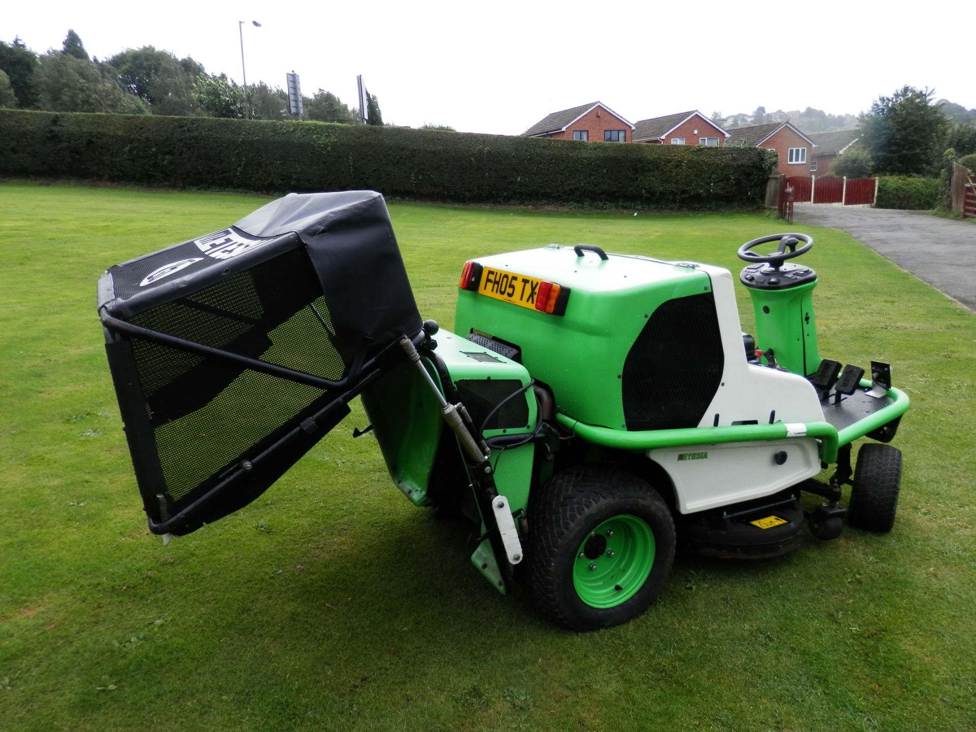 2005 ETESIA 25 ROTARY RIDE ON MOWER WITH HYDRAULIC HOPPER/TIPPER. FUCHS DIESEL ENGINE. - Image 2 of 14
