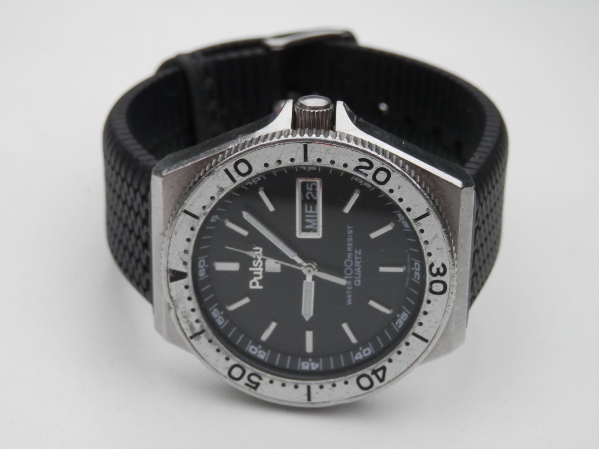 RARE GENTS 1980S PULSAR Y563 DIVERS STYLE 100M WATER RESISTANT QUARTZ DAY/DATE WATCH, WORKING. - Image 4 of 7