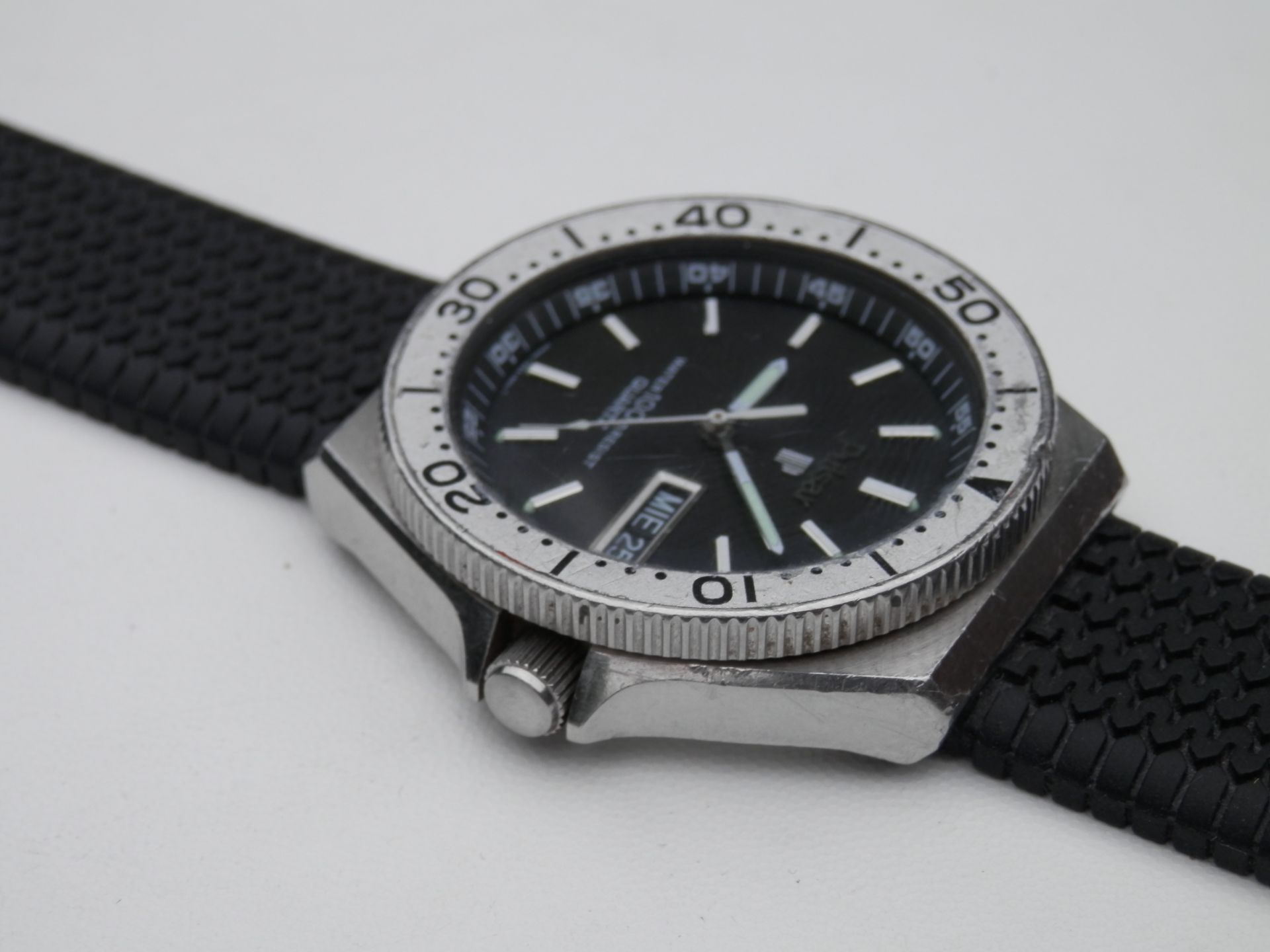 RARE GENTS 1980S PULSAR Y563 DIVERS STYLE 100M WATER RESISTANT QUARTZ DAY/DATE WATCH, WORKING. - Image 6 of 7