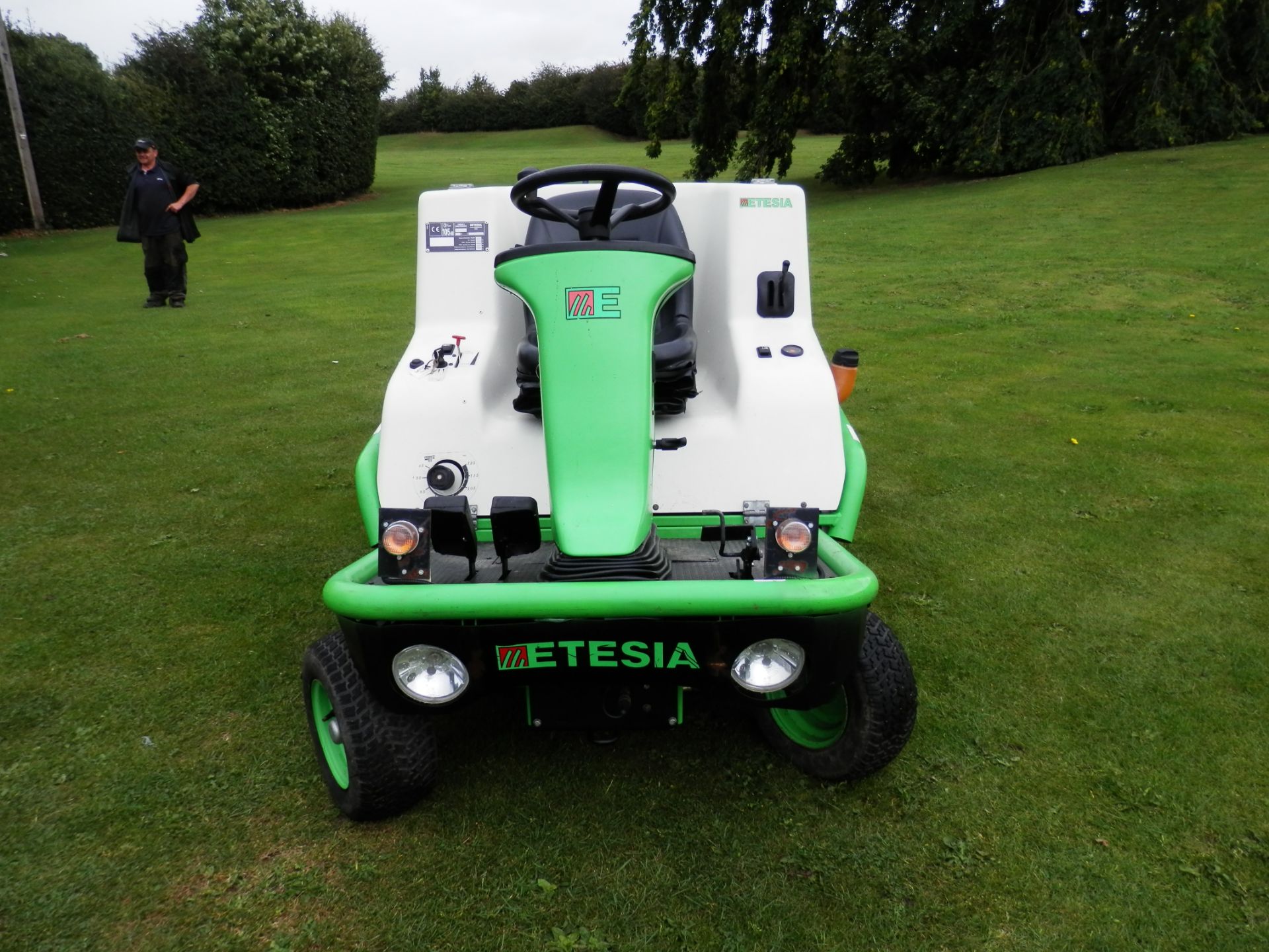 2005 ETESIA 25 ROTARY RIDE ON MOWER WITH HYDRAULIC HOPPER/TIPPER. FUCHS DIESEL ENGINE. - Image 7 of 14