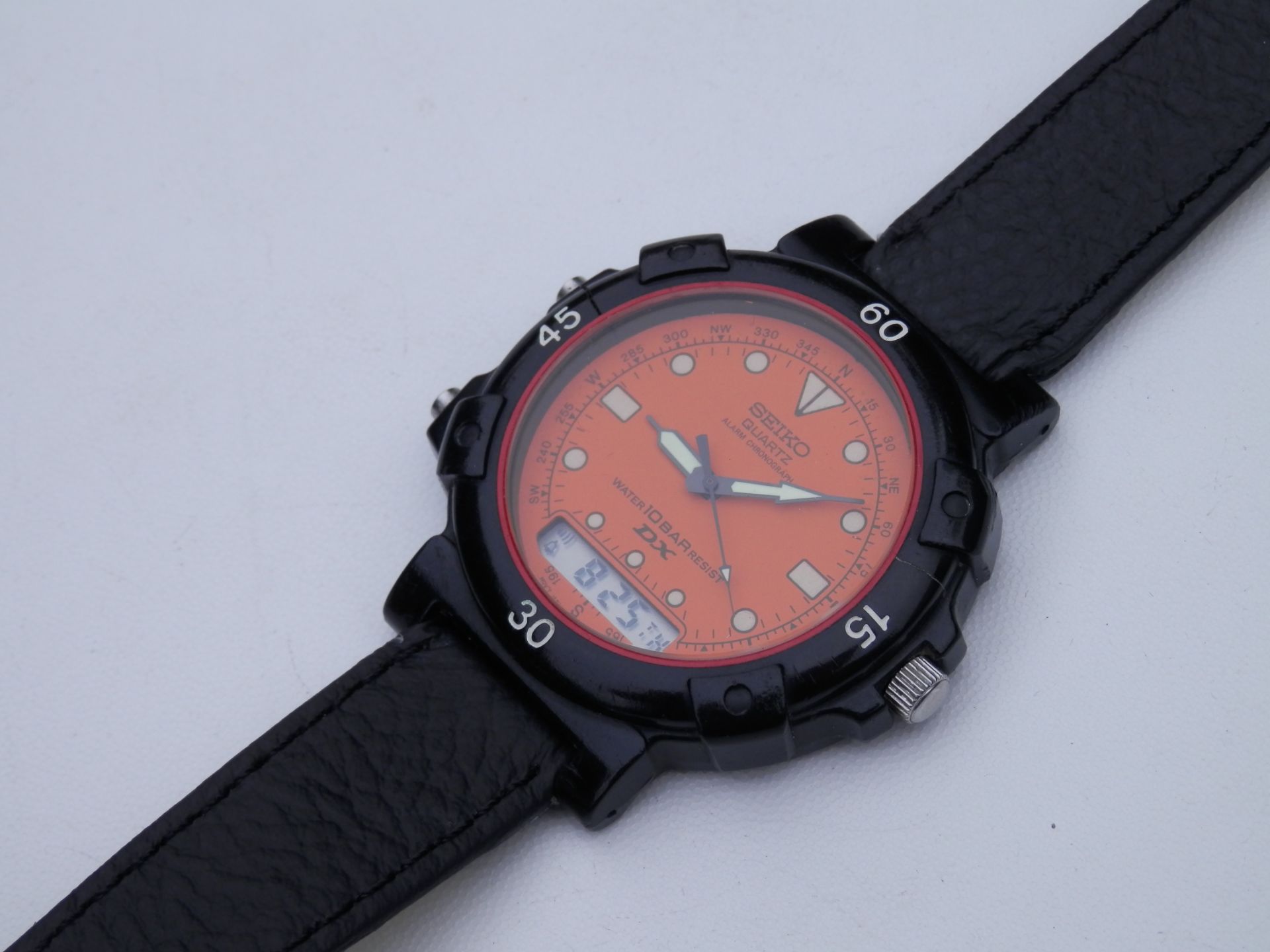 RARE WORKING GENTS 1990 SEIKO DX V041 ALARM CHRONOGRAPH, DIGITAL & ANALOGUE WATCH. VALUED AT £120+ - Image 3 of 8