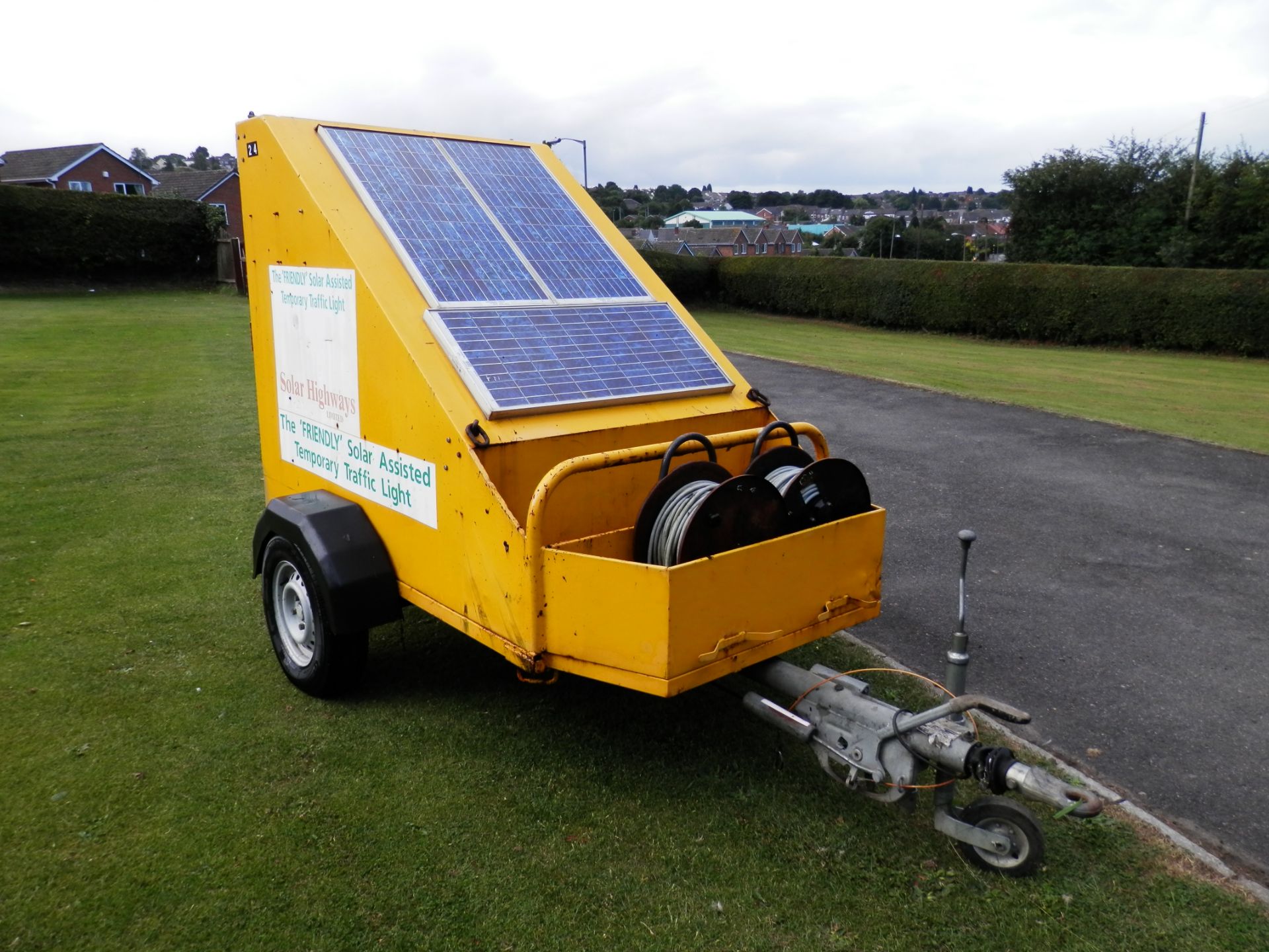 WORKING 2011 TAYLOR CONSTRUCTION SOLAR POWERED TEMPORARY TRAFFIC LIGHT TRAILER, COMPLETE.