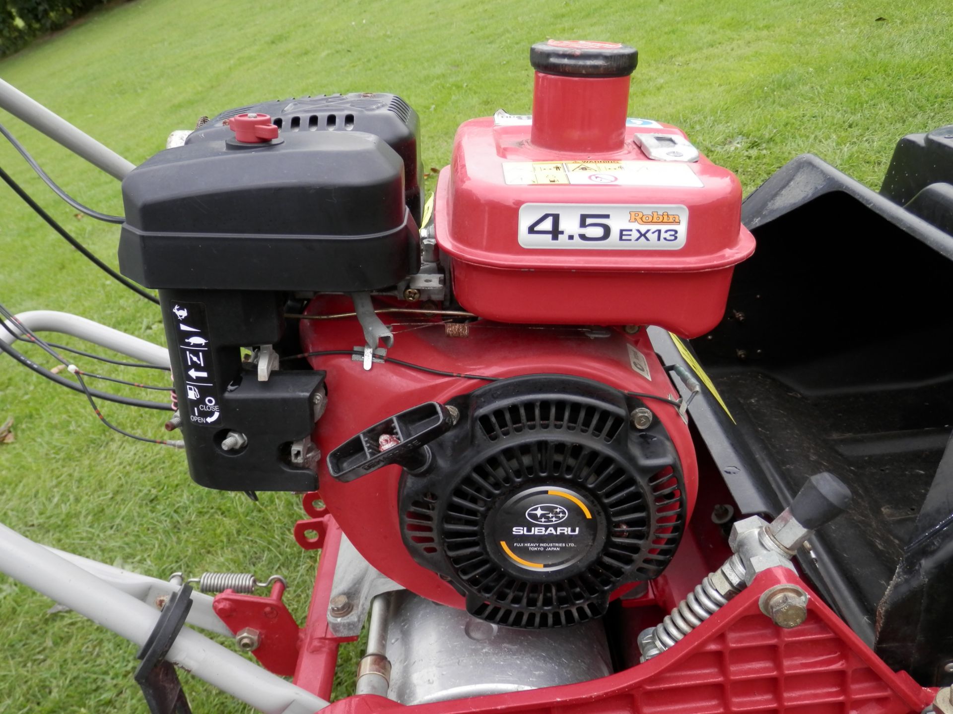 BARONESS LM56 WALK BEHIND GREENS CYLINDER MOWER, 4.5 BHP SUBARU ENGINE. ALL WORKING. - Image 7 of 11