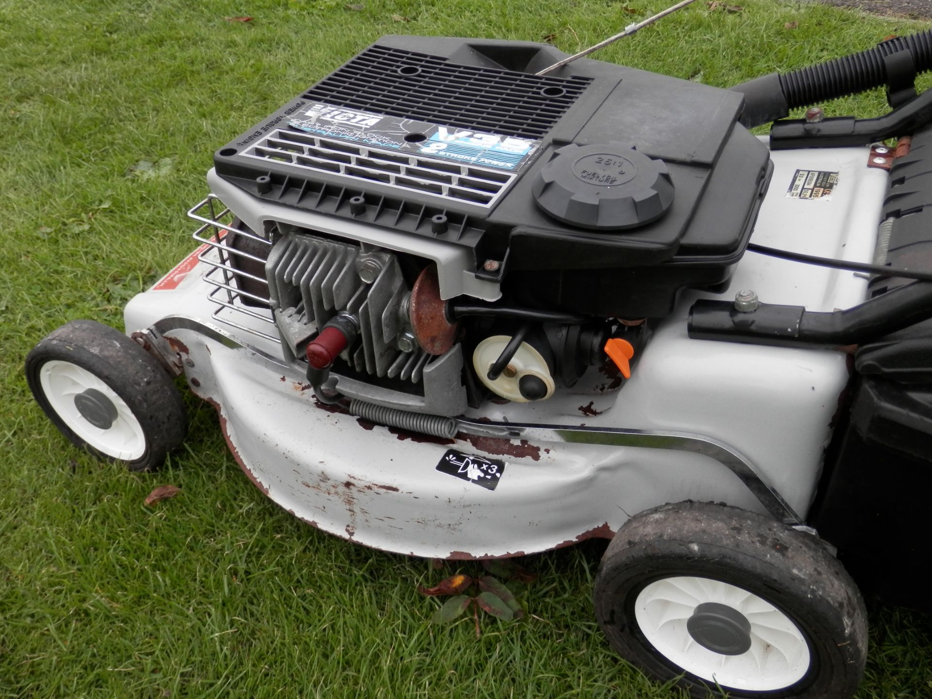 WORKING 1995 VICTA PACER E35, 2 STROKE PUSH ALONG LAWNMOWER, IDEAL FOR BANKS ETC - Image 5 of 8