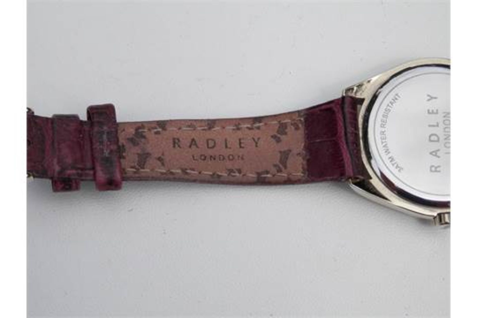 RRP £125, BEAUTIFUL LADIES 100% GENUINE RADLEY RY2258 CRIMSON DIAL GOLD PLATED QUARTZ DATE WATCH. - Image 8 of 8