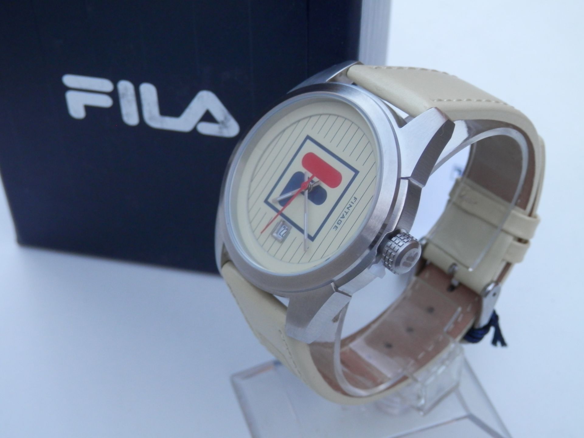 RRP £125 NEW GENTS GENUINE FILA FINTAGE FULL STAINLESS QUARTZ DATE WATCH IN BOX.