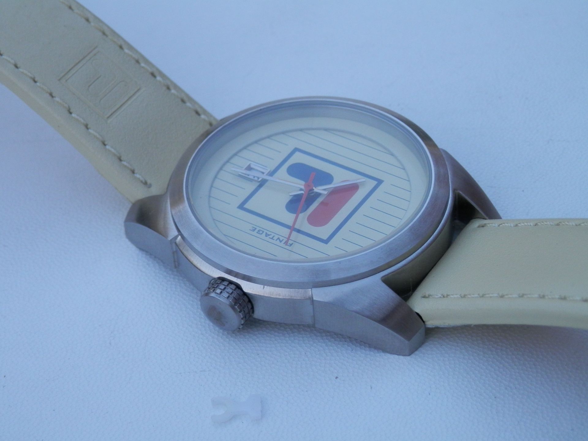 RRP £125 NEW GENTS GENUINE FILA FINTAGE FULL STAINLESS QUARTZ DATE WATCH IN BOX. - Image 9 of 14