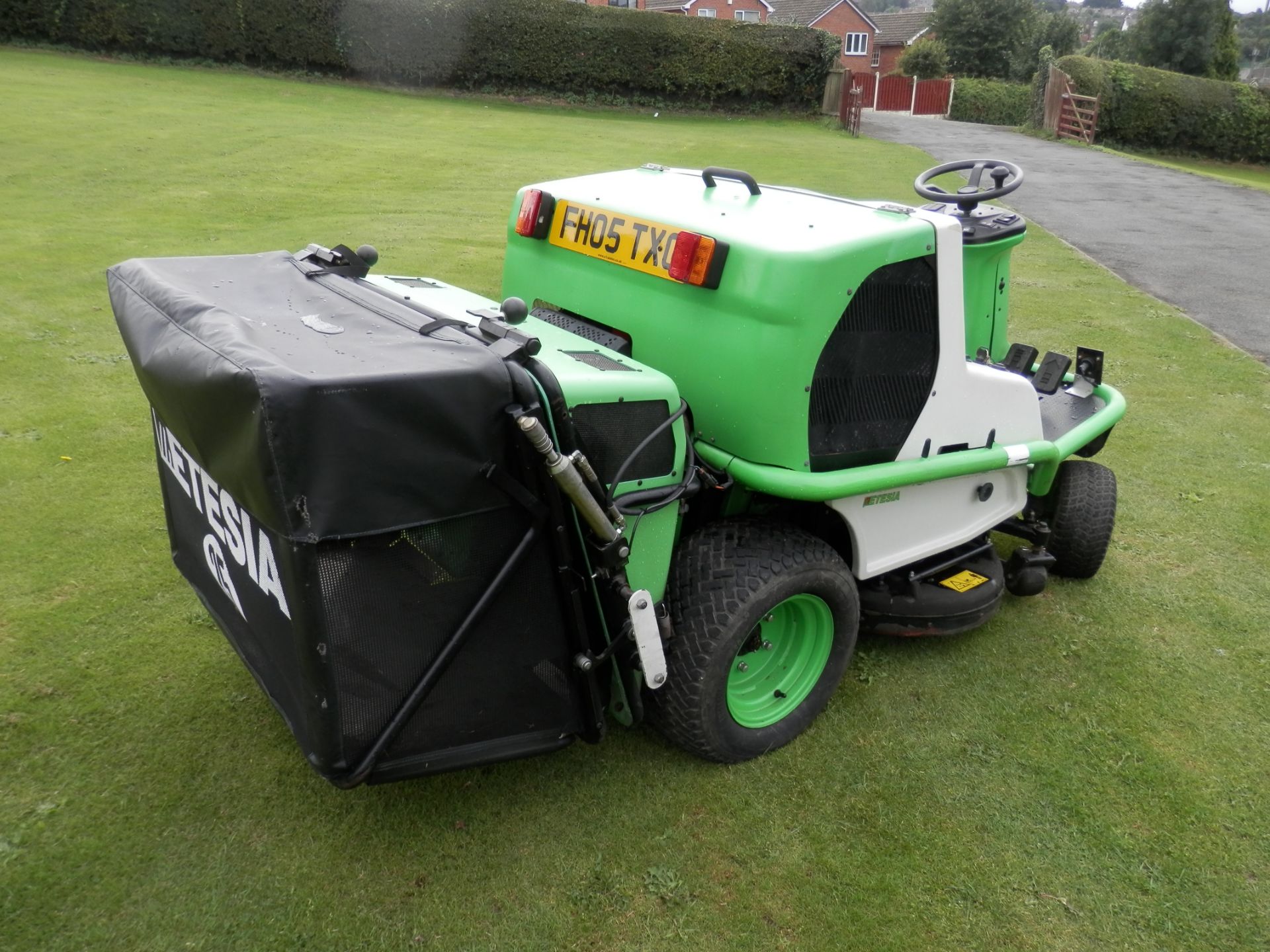 2005 ETESIA 25 ROTARY RIDE ON MOWER WITH HYDRAULIC HOPPER/TIPPER. FUCHS DIESEL ENGINE. - Image 10 of 14