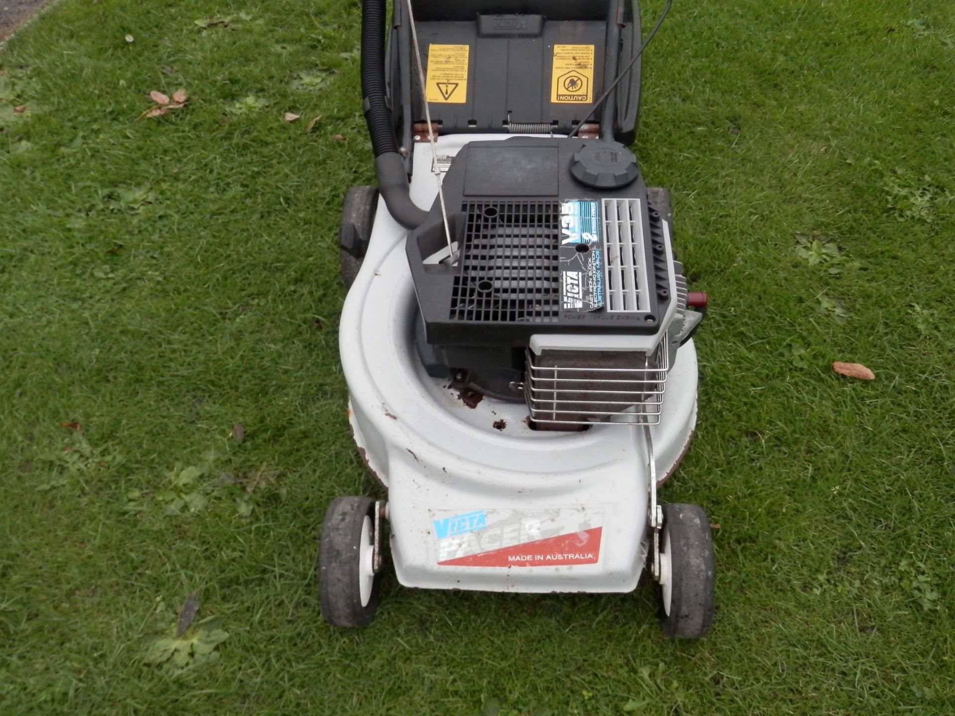 WORKING 1995 VICTA PACER E35, 2 STROKE PUSH ALONG LAWNMOWER, IDEAL FOR BANKS ETC - Image 4 of 8