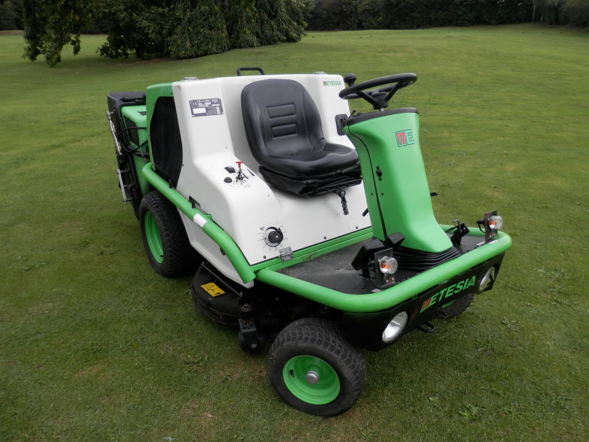 2005 ETESIA 25 ROTARY RIDE ON MOWER WITH HYDRAULIC HOPPER/TIPPER. FUCHS DIESEL ENGINE. - Image 6 of 14
