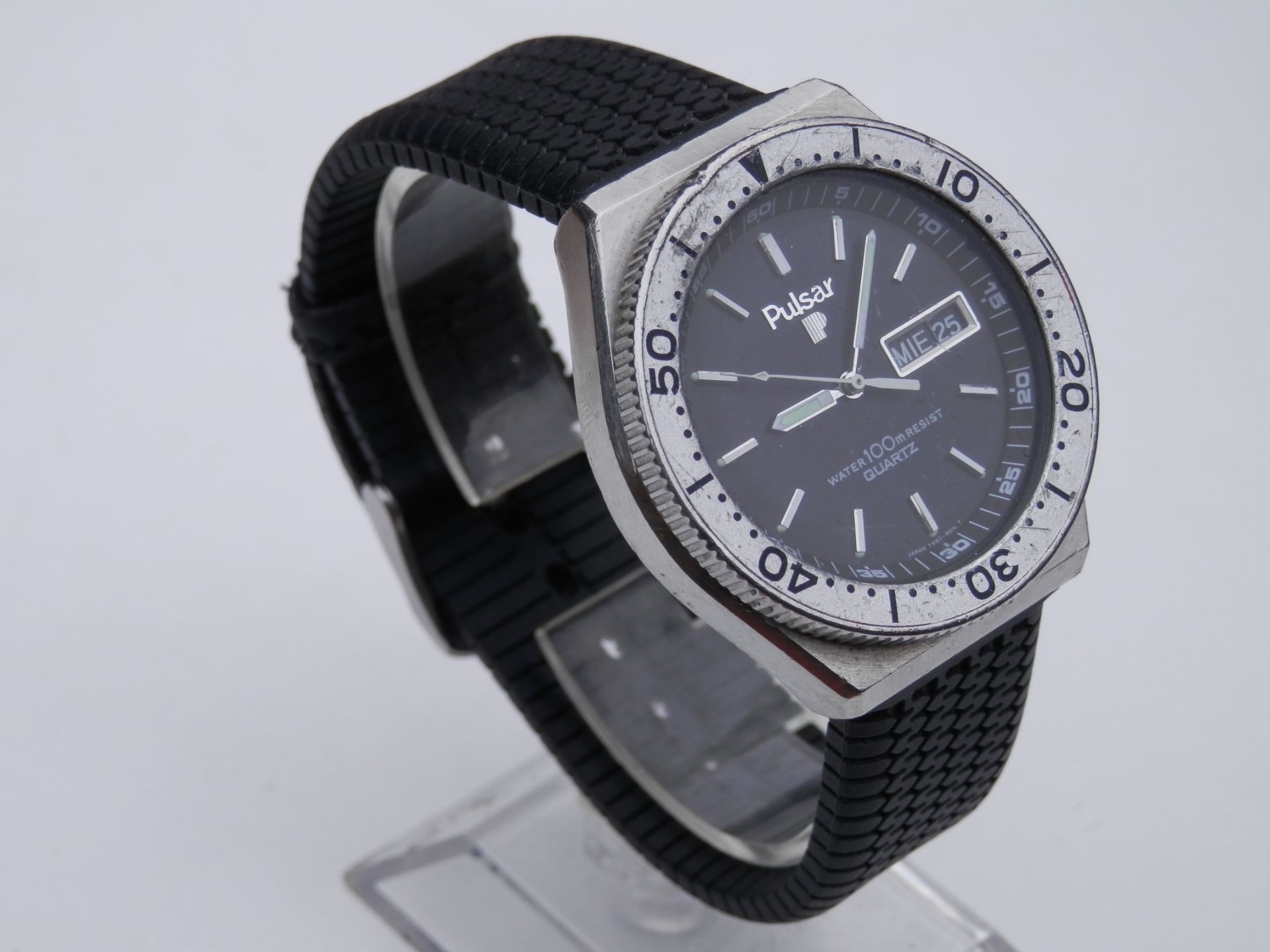 RARE GENTS 1980S PULSAR Y563 DIVERS STYLE 100M WATER RESISTANT QUARTZ DAY/DATE WATCH, WORKING. - Image 2 of 7
