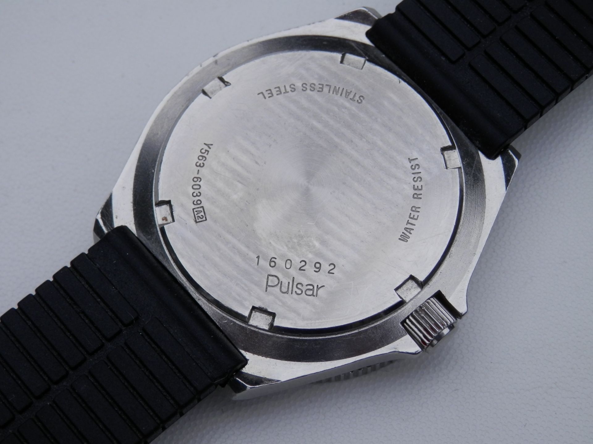 RARE GENTS 1980S PULSAR Y563 DIVERS STYLE 100M WATER RESISTANT QUARTZ DAY/DATE WATCH, WORKING. - Image 3 of 7