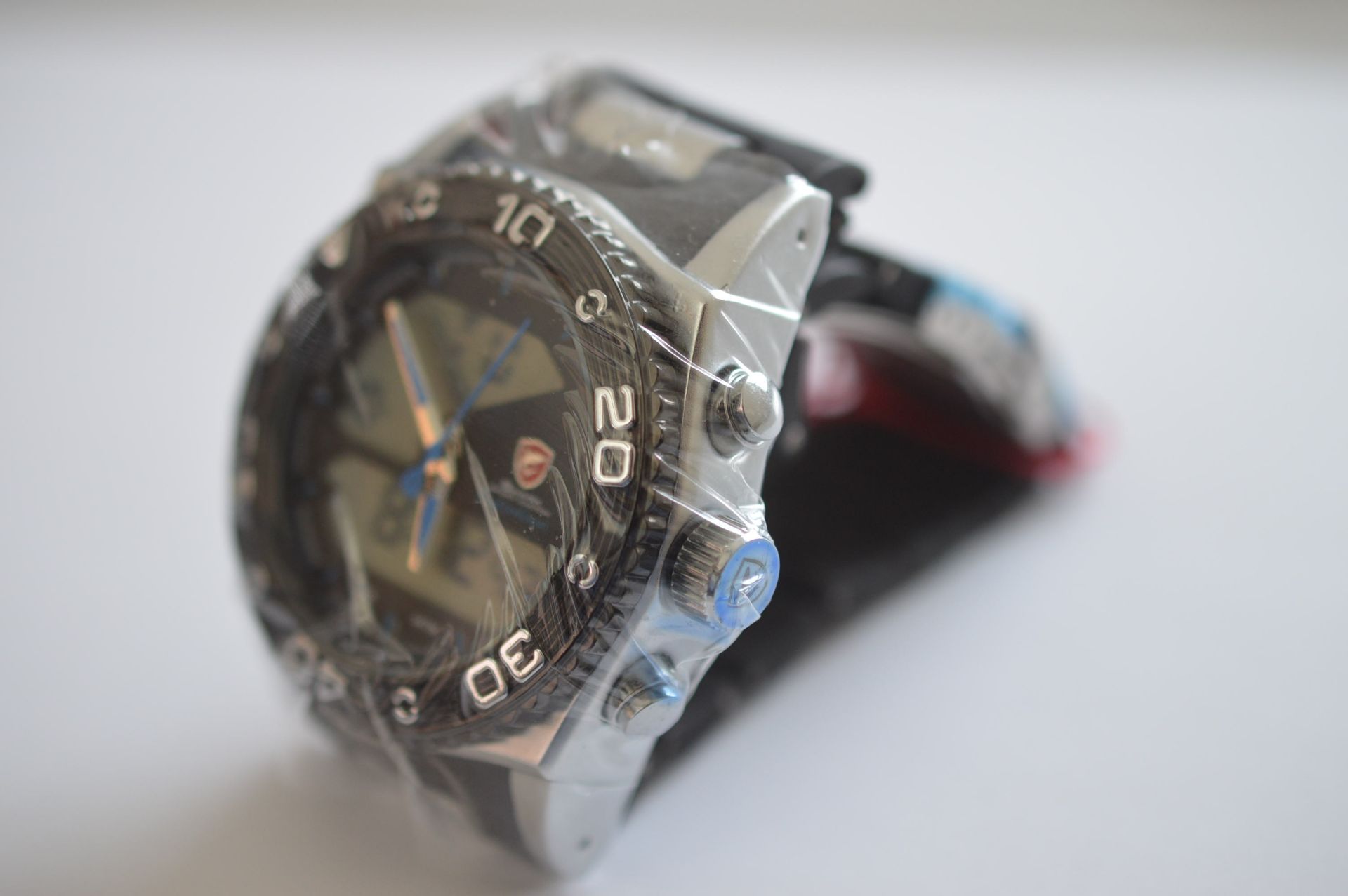 BRAND NEW IN BOX SHARK MENS DIGITAL / ANALOGUE WRIST WATCH - IN GOOD WORKING ORDER *NO VAT* - Image 3 of 8