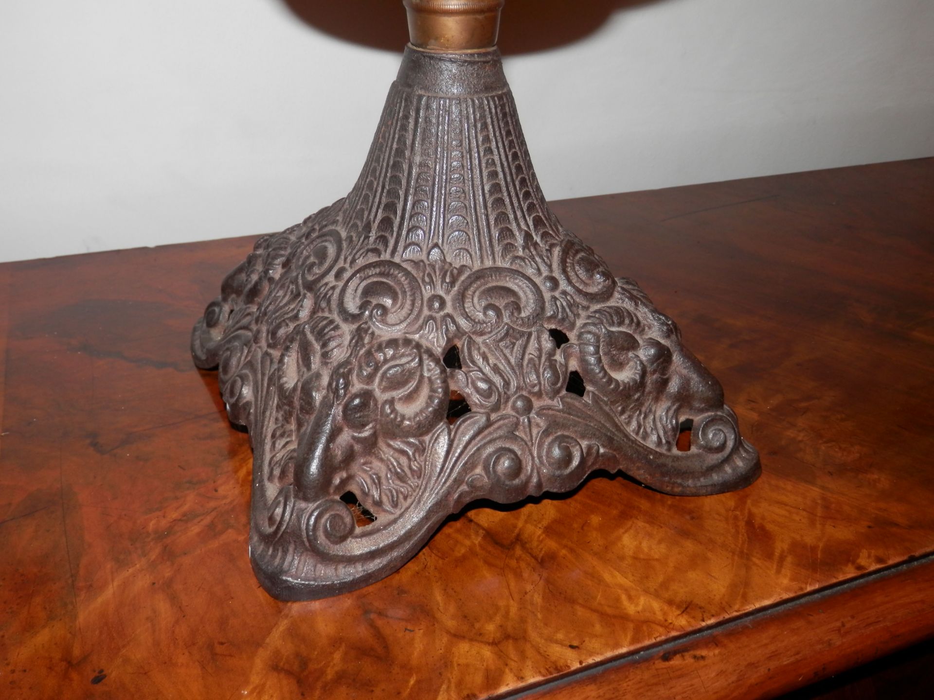 LOVELY ANTIQUE VICTORIAN LATE 1800S DUPLEX DOUBLE OIL BURNING LAMP, CAST RAMS HEAD BASE. - Image 2 of 8