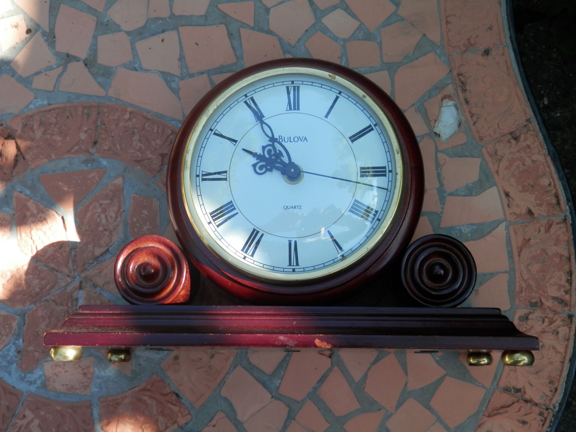 11" WIDE 8" TALL BULOVA QUARTZ WOODEN MANTLE CLOCK. WORKING WELL & KEEPING TIME. - Image 2 of 7