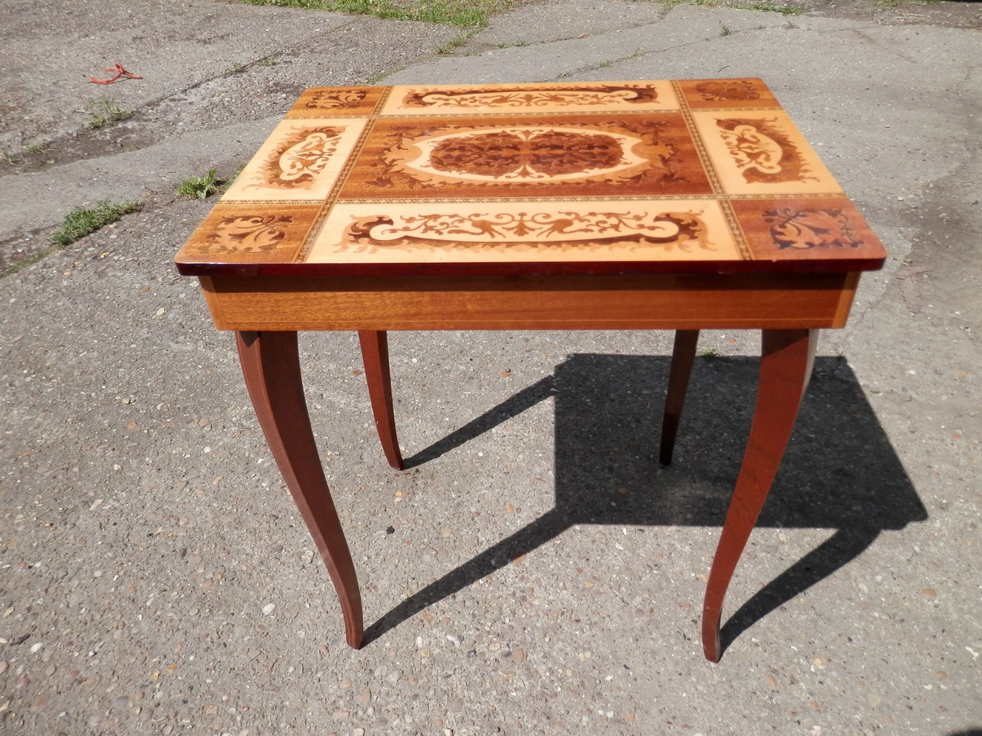 SEE VIDEO. BEAUTIFUL 1960S ITALIAN 13" X 17" MUSICAL TABLE, 20" HIGH, PLAYS "RAINDROPS" WHEN OPENED. - Image 2 of 7